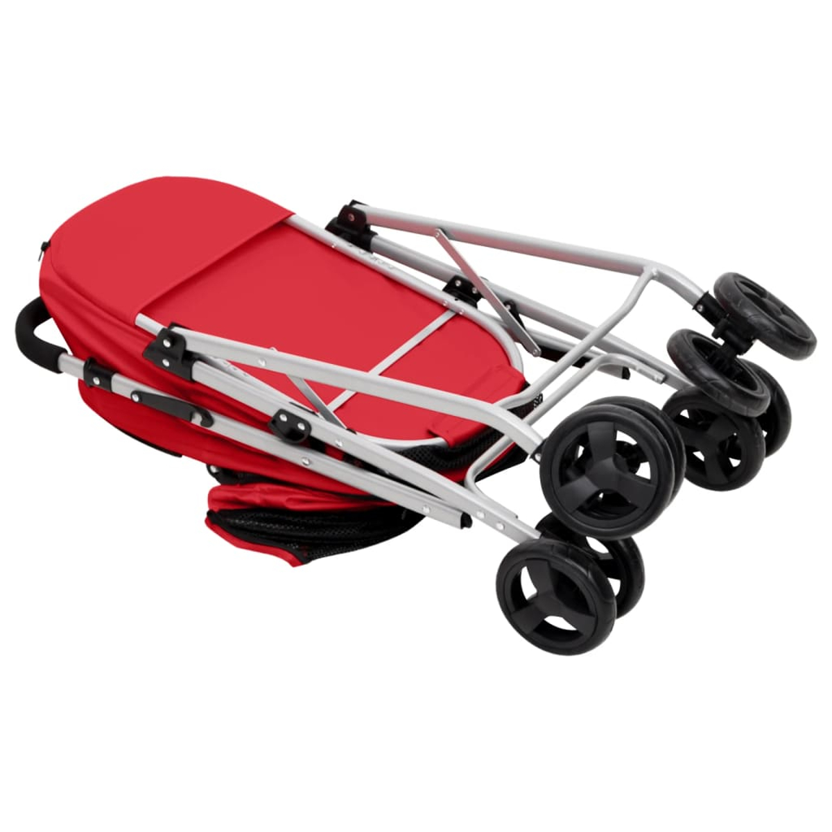 Ein zusammengeklappter roter Kinderwagen mit silbernem Rahmen und schwarzen Rädern auf weißem Grund, nach rechts abgewinkelt.