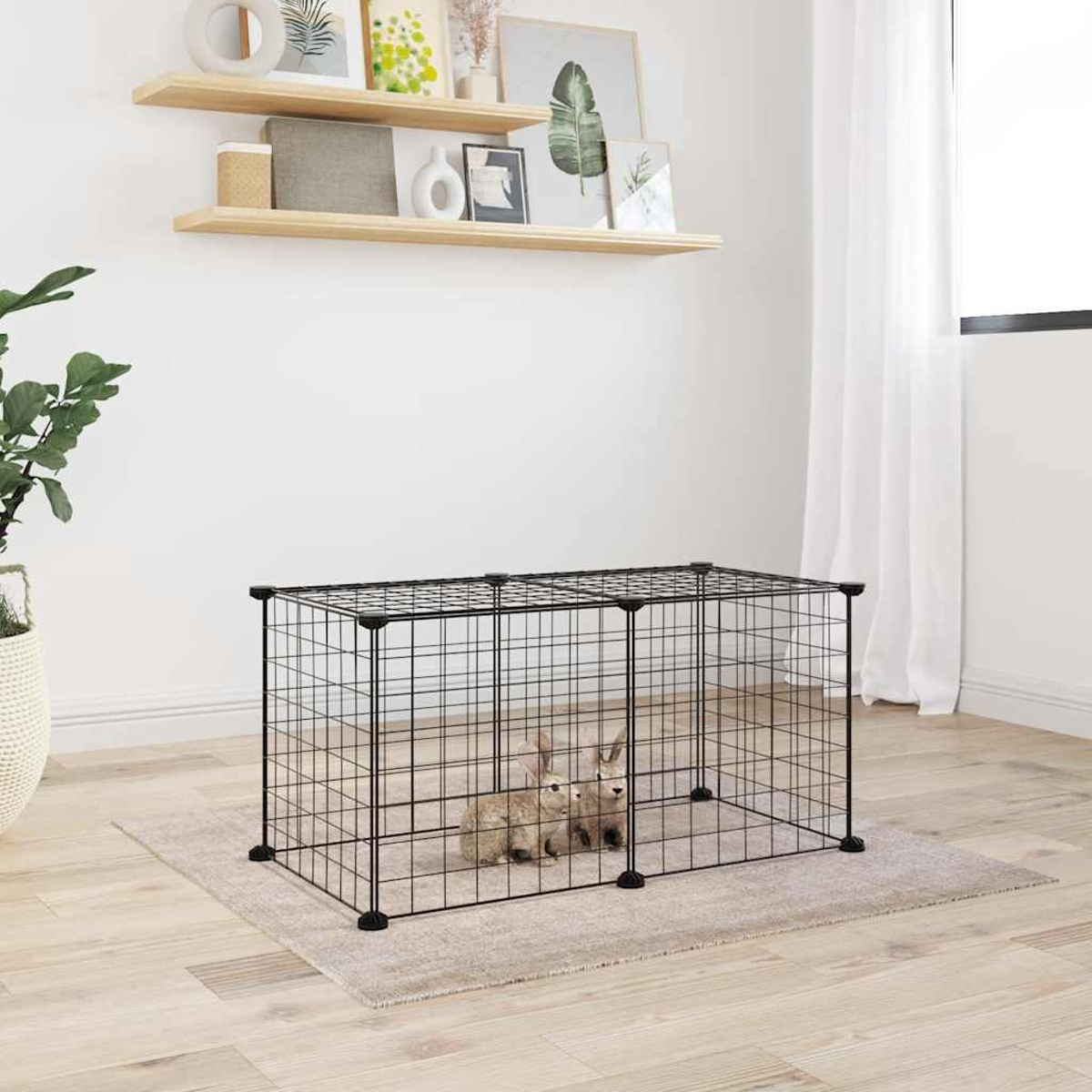 Zwei Kaninchen sitzen in einem schwarzen Drahtkäfig auf einem Teppich. Regale darüber halten Deko. Rechts befindet sich ein Fenster mit Vorhang.