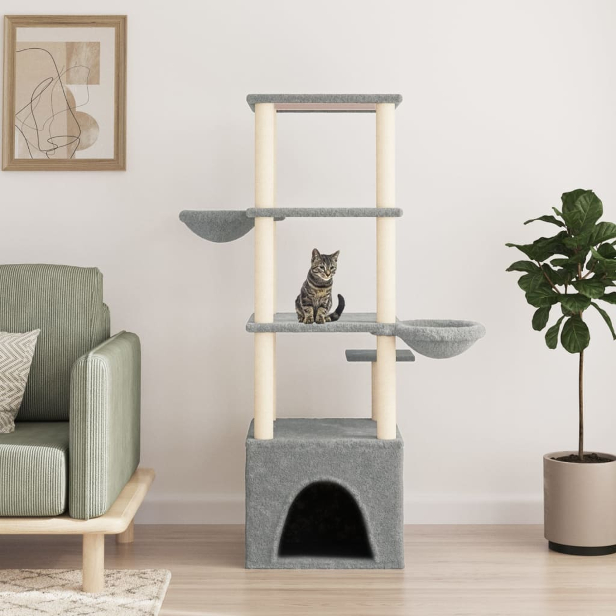 Eine Katze sitzt auf einem grauen Kratzbaum. Eine grüne Couch, eine Pflanze und abstrakte Kunst sind ebenfalls im Raum.