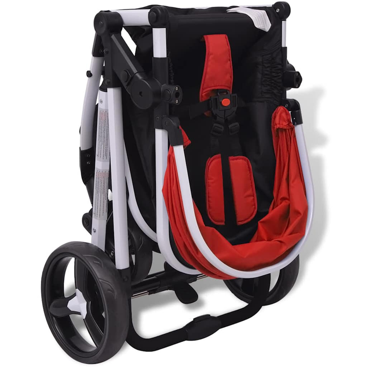 Zusammengeklappter Kinderwagen mit schwarzem Rahmen, weißen Akzenten und rotem Sitz. Er hat schwarze Räder und einen schwarzen Griff.