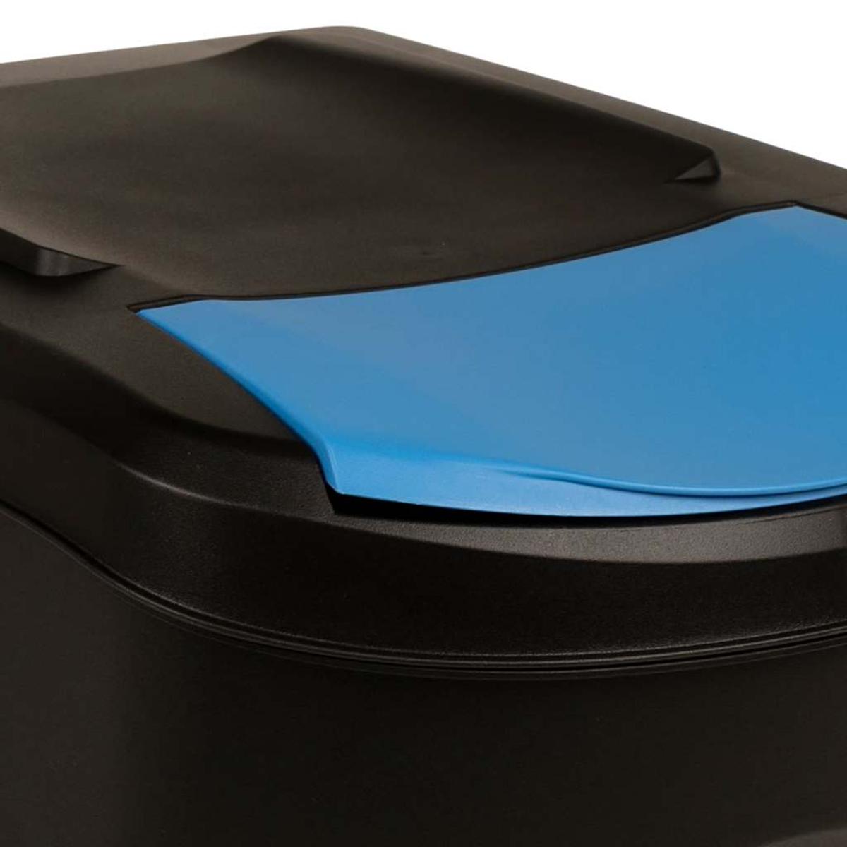 Nahaufnahme eines schwarzen Mülleimers mit blauem Deckel. Der Deckel hat ein geschwungenes Design, die Form ist rechteckig.