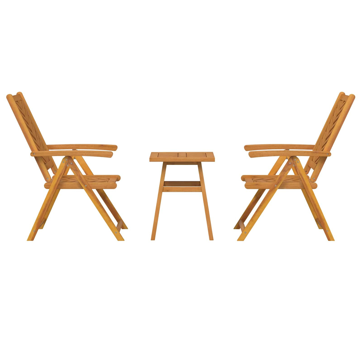 Due sedie di legno e un tavolino sono disposti. Le sedie sono ai lati, il tavolo al centro, il tutto su sfondo bianco.