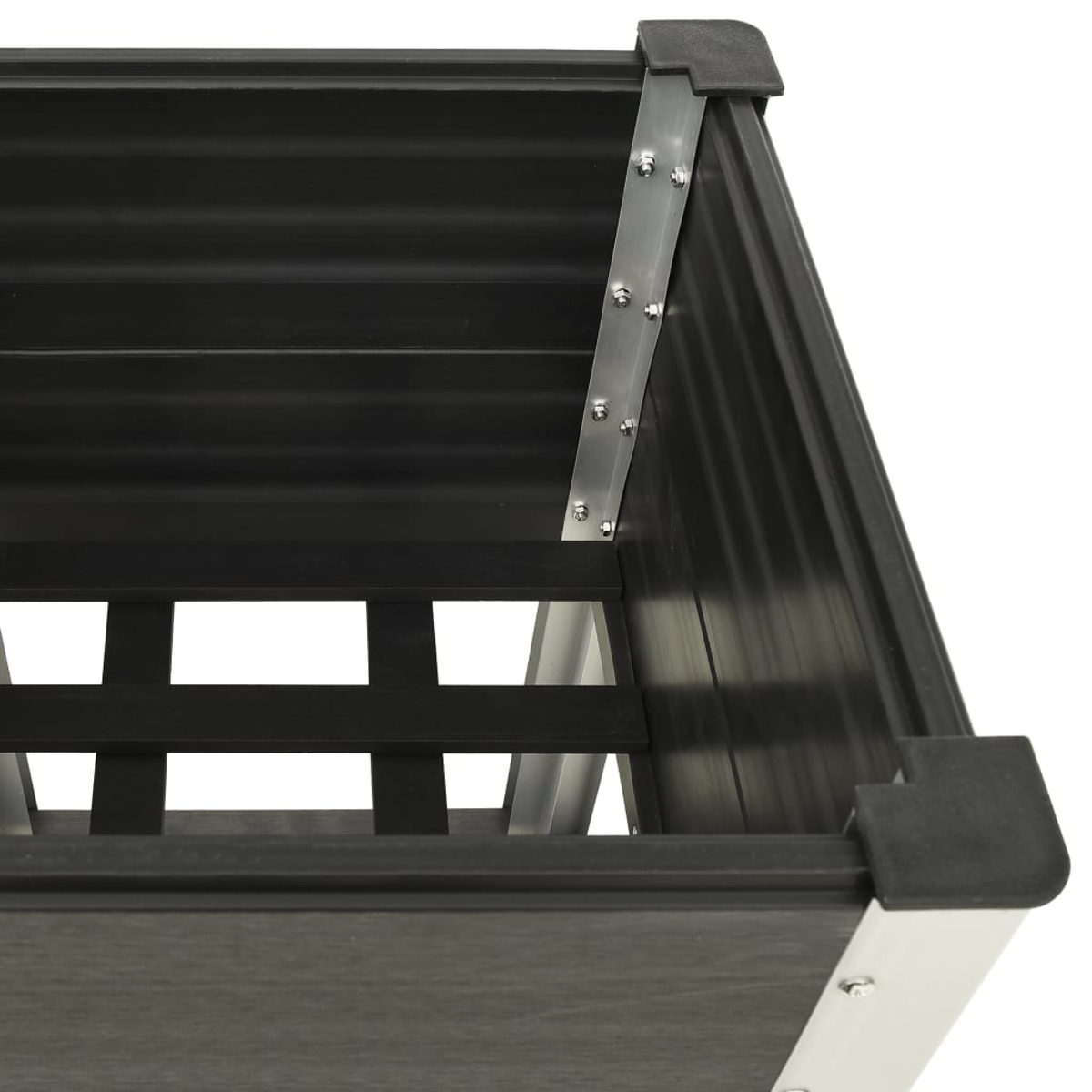 Nahaufnahme einer schwarzen Pflanzkiste mit Metallstützen und Eckkappen. Der Innenraum hat ein Lamellendesign mit quadratischen Öffnungen.