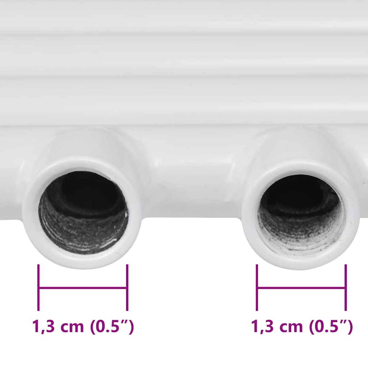 Nahaufnahme von weißen Rohrfittings. Zwei Öffnungen mit 1,3 cm Messungen. Text zeigt 0,5 Zoll. Hintergrund zeigt mehr weiße Rohre.