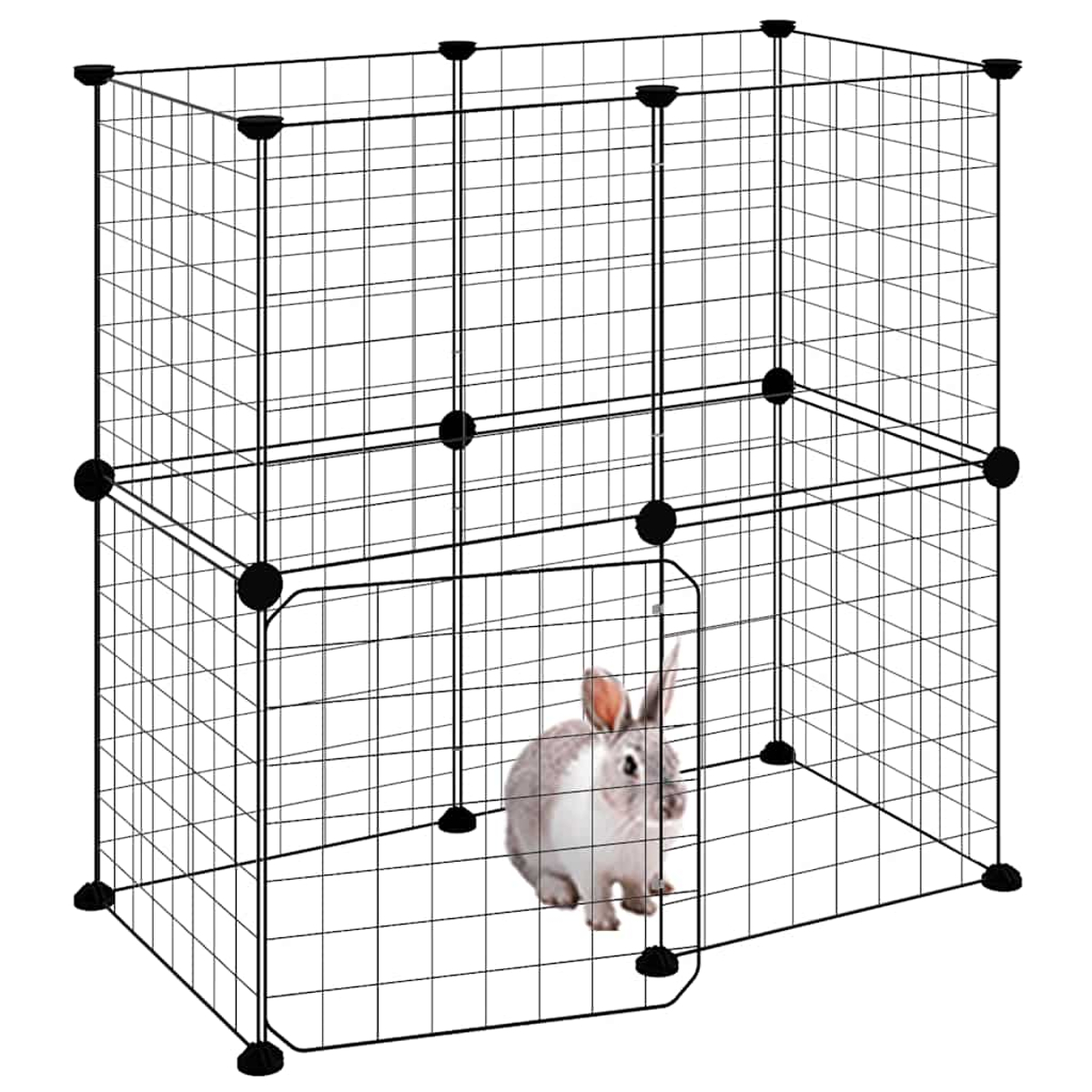 Ein weiß-graues Kaninchen sitzt in einem schwarzen Drahtkäfig. Der Käfig hat eine kleine Tür. Der Hintergrund ist weiß.
