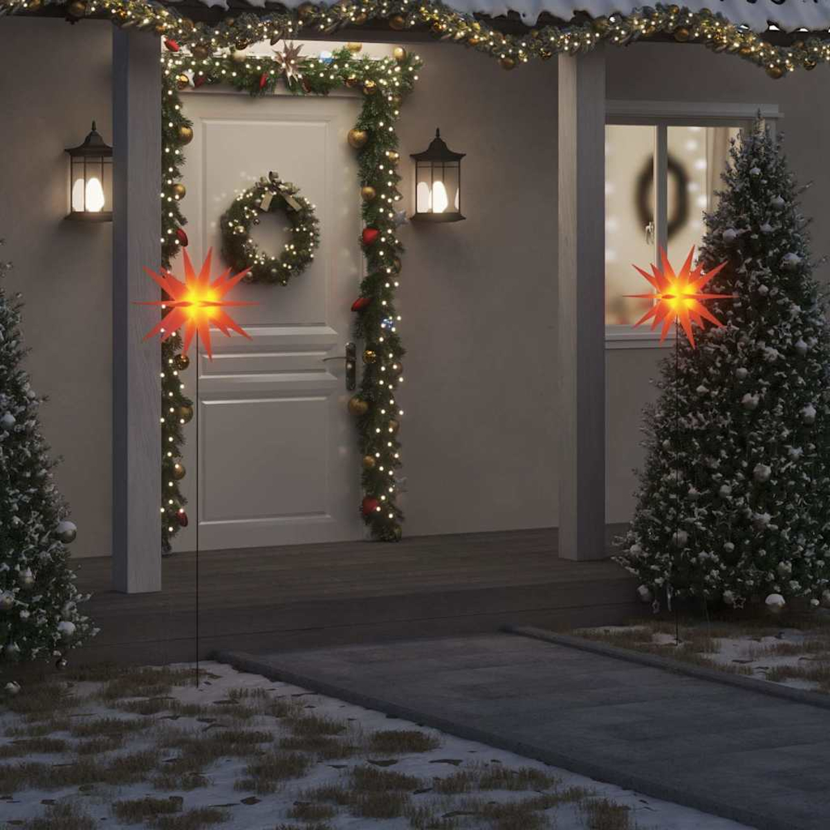 Ein weihnachtlich geschmücktes Haus mit Sternlichtern, Girlanden und einem Kranz an der Tür. Ein Weg führt zum Eingang.