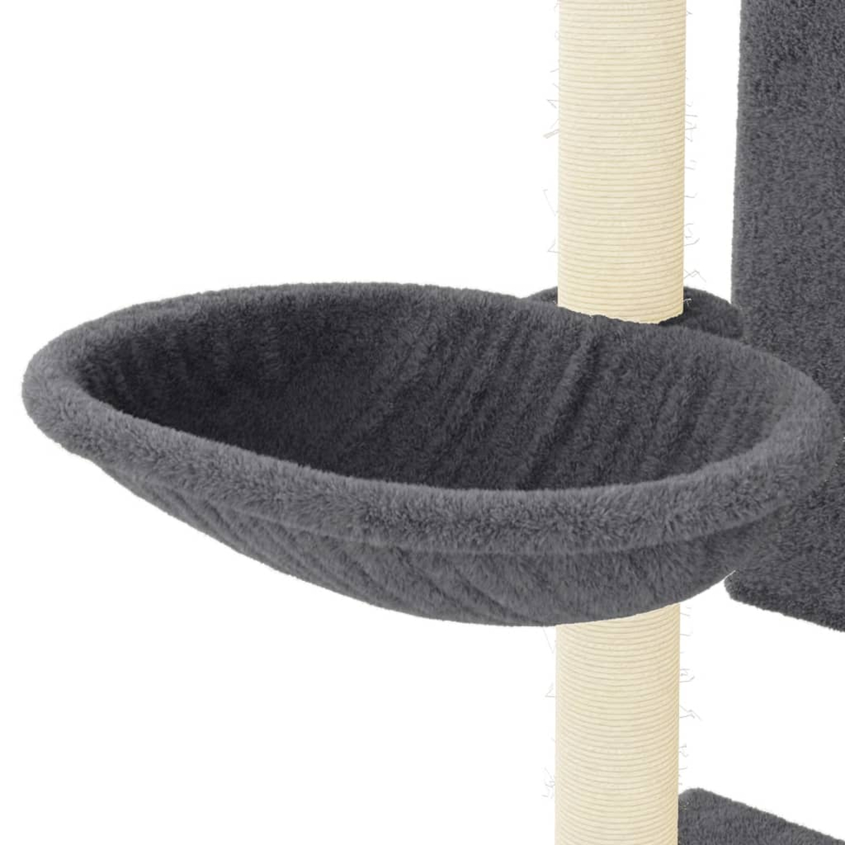 Graues Katzenbett auf einem Kratzbaum. In der Mitte befindet sich eine beige Stange. Das Bett ist rund und flauschig. Weißer Hintergrund.