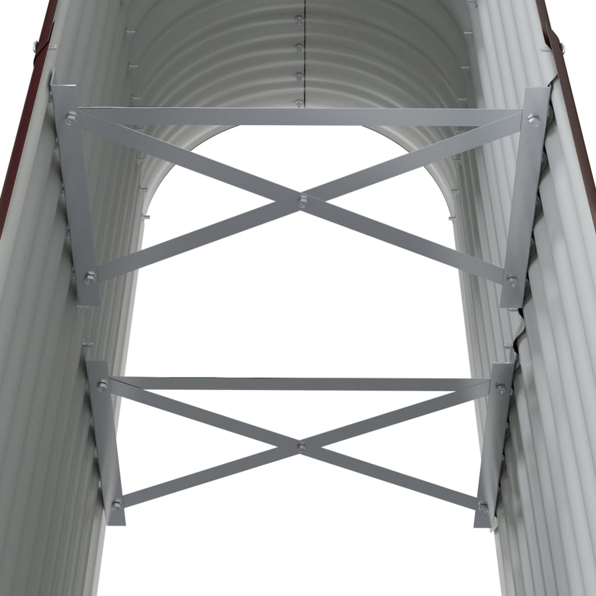 Eine gewölbte Struktur mit Wellblechverkleidung. Graue Metallträger bilden ein X-Muster. Rotbraune Zierleisten am oberen Rand.