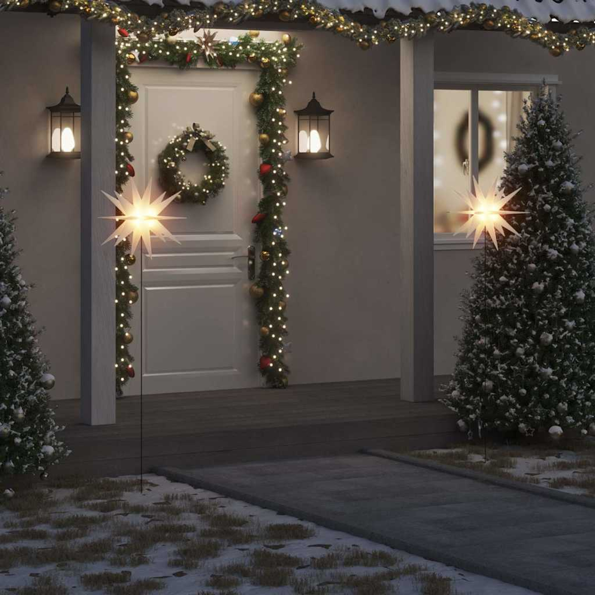Eine dekorierte Veranda mit Lichtern und einem Stern. Ein Weihnachtsbaum und ein Kranz schmücken das Haus. Abendszene.