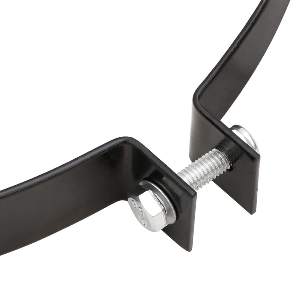 Nahaufnahme einer schwarzen Metallhalterung mit Schraube und Mutter. Die Schraube ist silberfarben, die Halterung hat eine gekrümmte Form.