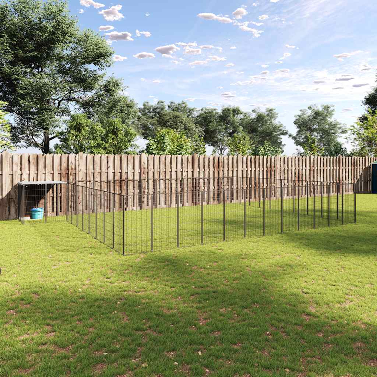 Ein eingezäunter Garten mit grünem Gras, Bäumen und einem Holzzaun im Hintergrund. Auf der linken Seite befindet sich ein Hundehütte.