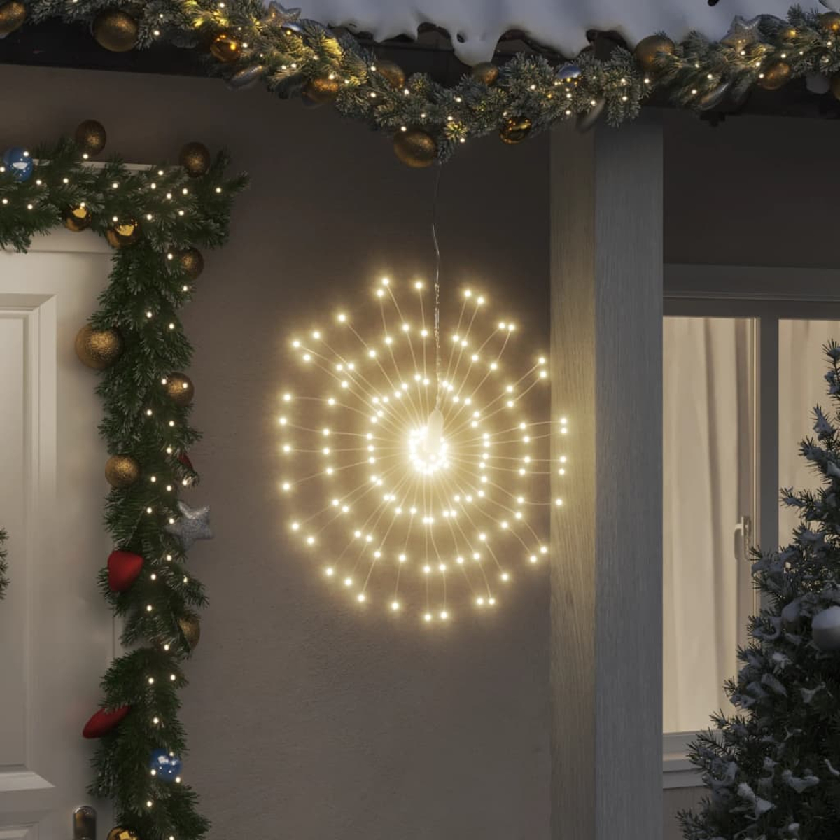Eine leuchtende Sternschnuppe hängt draußen. Weihnachts-Girlande und ein verschneites Dach sind im Hintergrund zu sehen. Tür und Baum sind sichtbar.