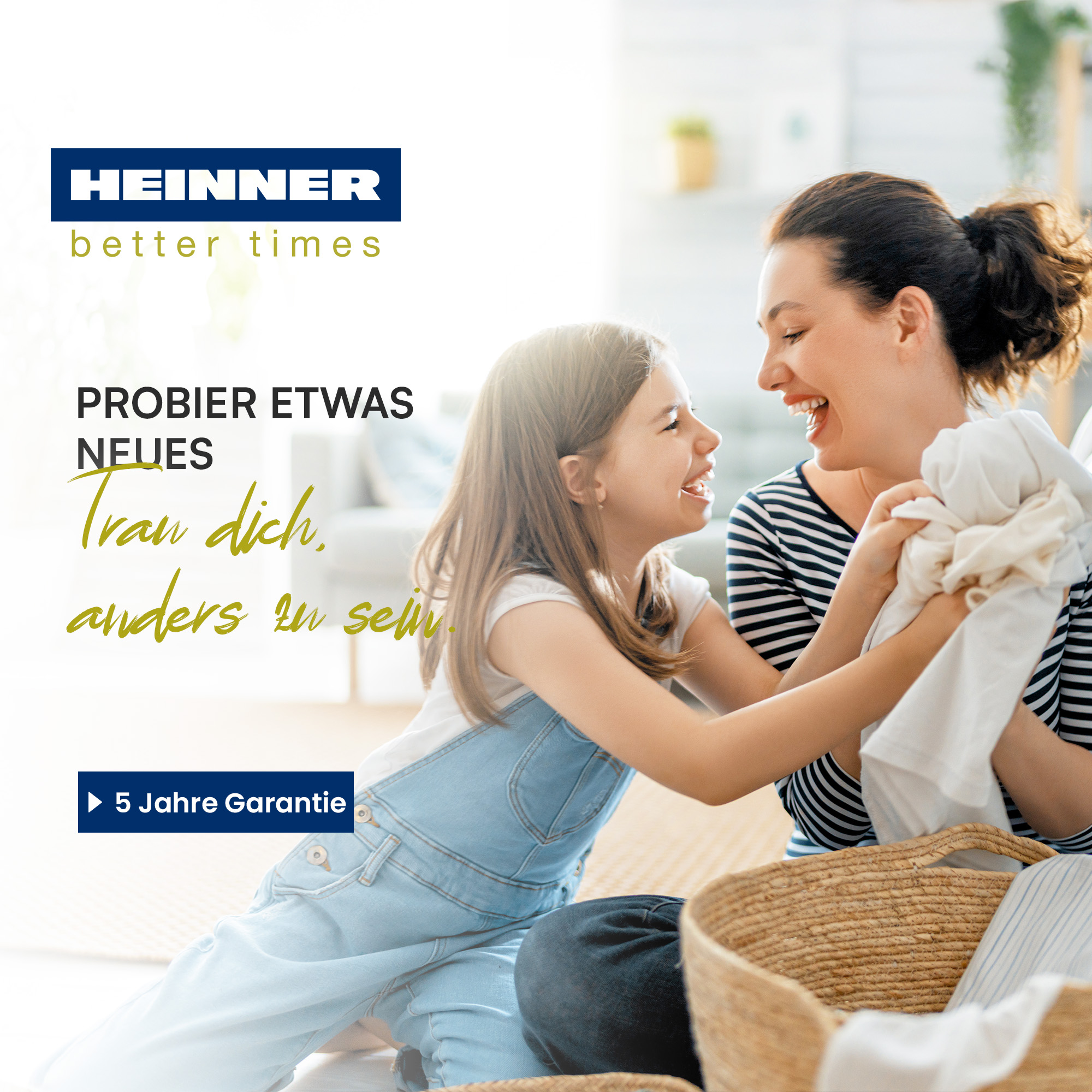 Eine Frau und ein Mädchen lachen und halten weiße Kleidung. Ein Logo sagt 'HEINNER, better times'. Text sagt 'PROBIER ETWAS NEUES'.