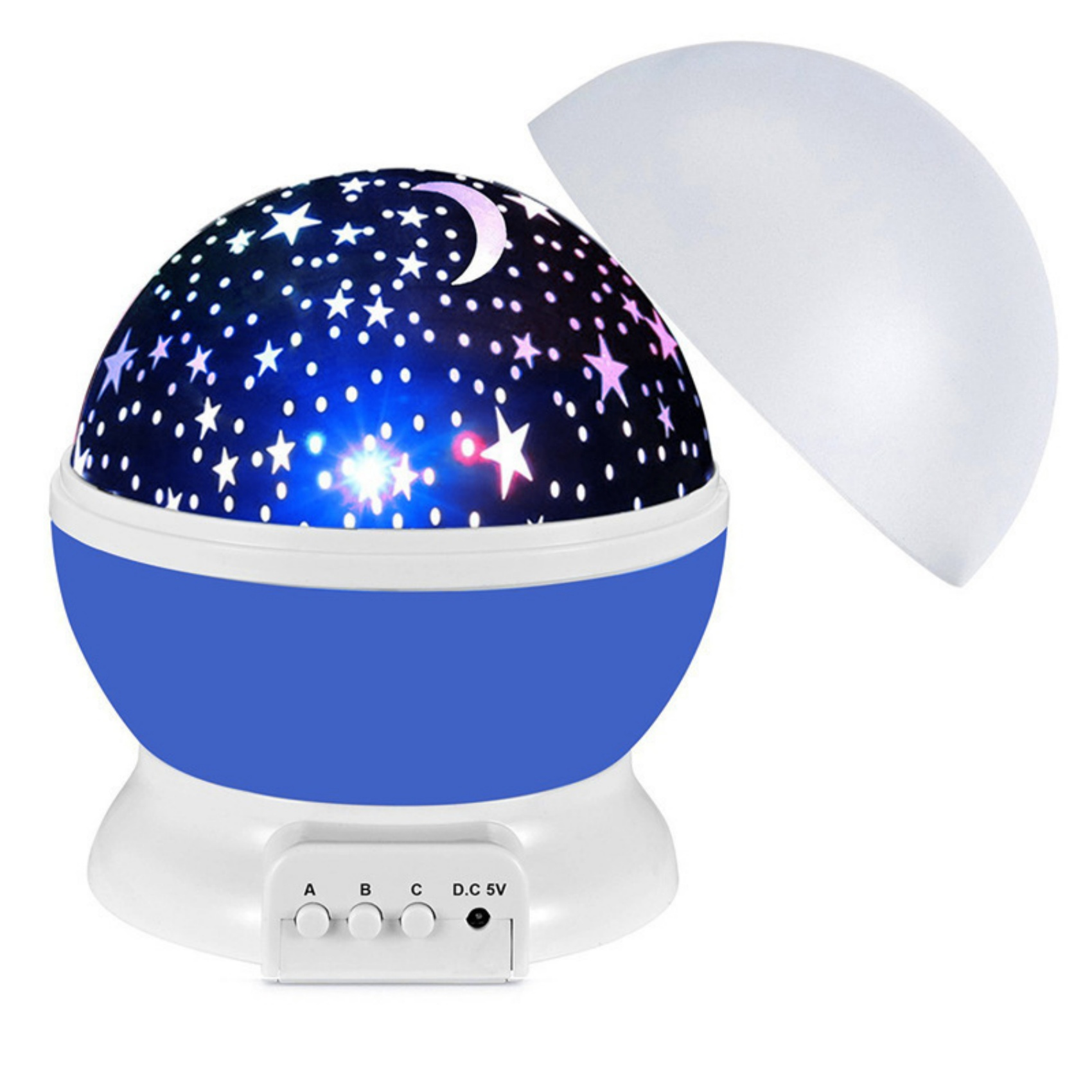 Eine Sternenprojektorlampe mit blauem Sockel und Kuppel, die Sterne und einen Mond projiziert. Eine weiße Abdeckung ist geöffnet.