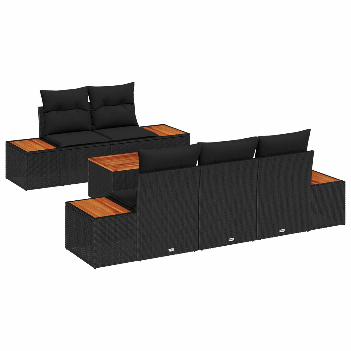 Schwarzes Outdoor-Möbelset aus Korbgeflecht mit hölzernen Beistelltischen und schwarzen Kissen. Zwei separate Sitzbereiche sind abgebildet.