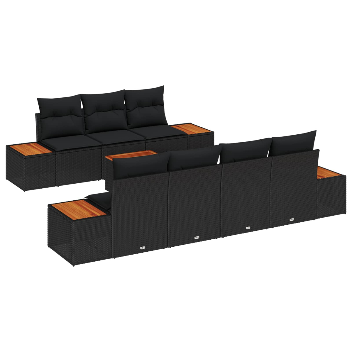 Schwarzes Outdoor-Sofa-Set aus Korbgeflecht mit hölzernen Beistelltischen und schwarzen Kissen. Vor weißem Hintergrund.