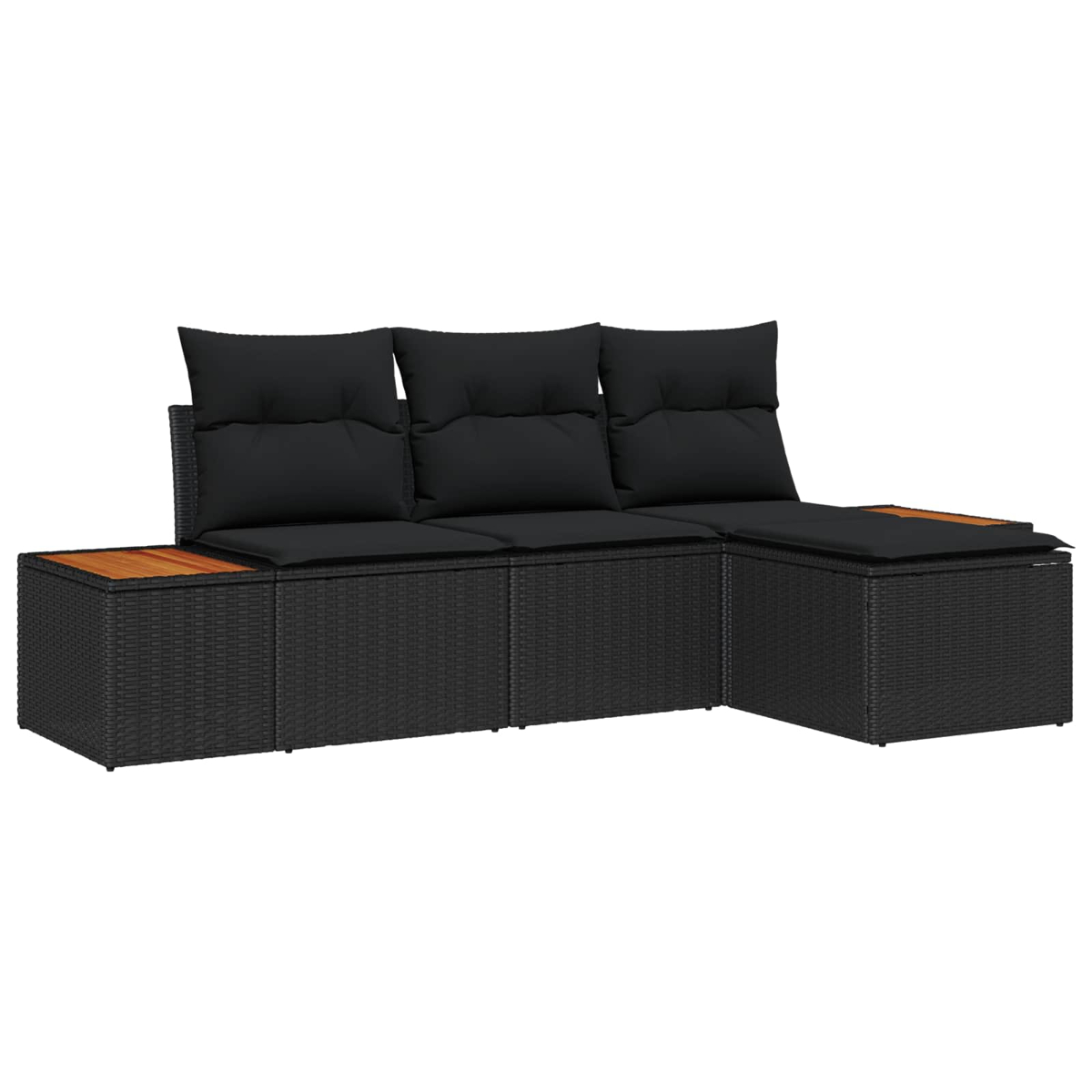Ein schwarzes Outdoor-Sofa aus Korbgeflecht mit schwarzen Kissen und hölzernen Beistelltischen. Das Sofa steht im Studio.
