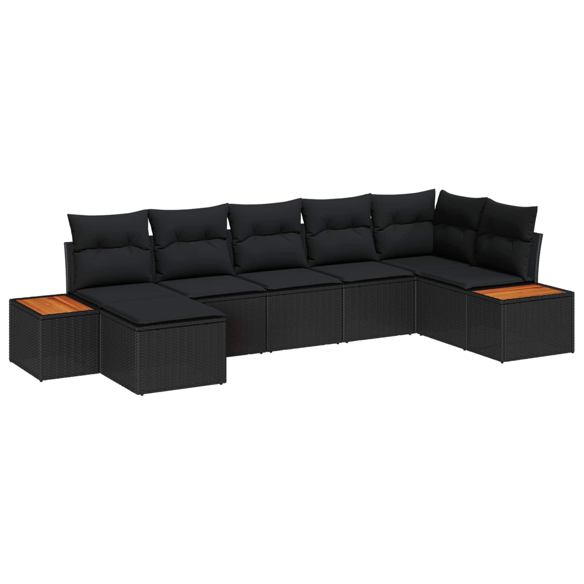 Ein modernes schwarzes Korbsessel-Sofa mit schwarzen Kissen. Es hat hölzerne Beistelltische. Isoliert auf weißem Hintergrund.