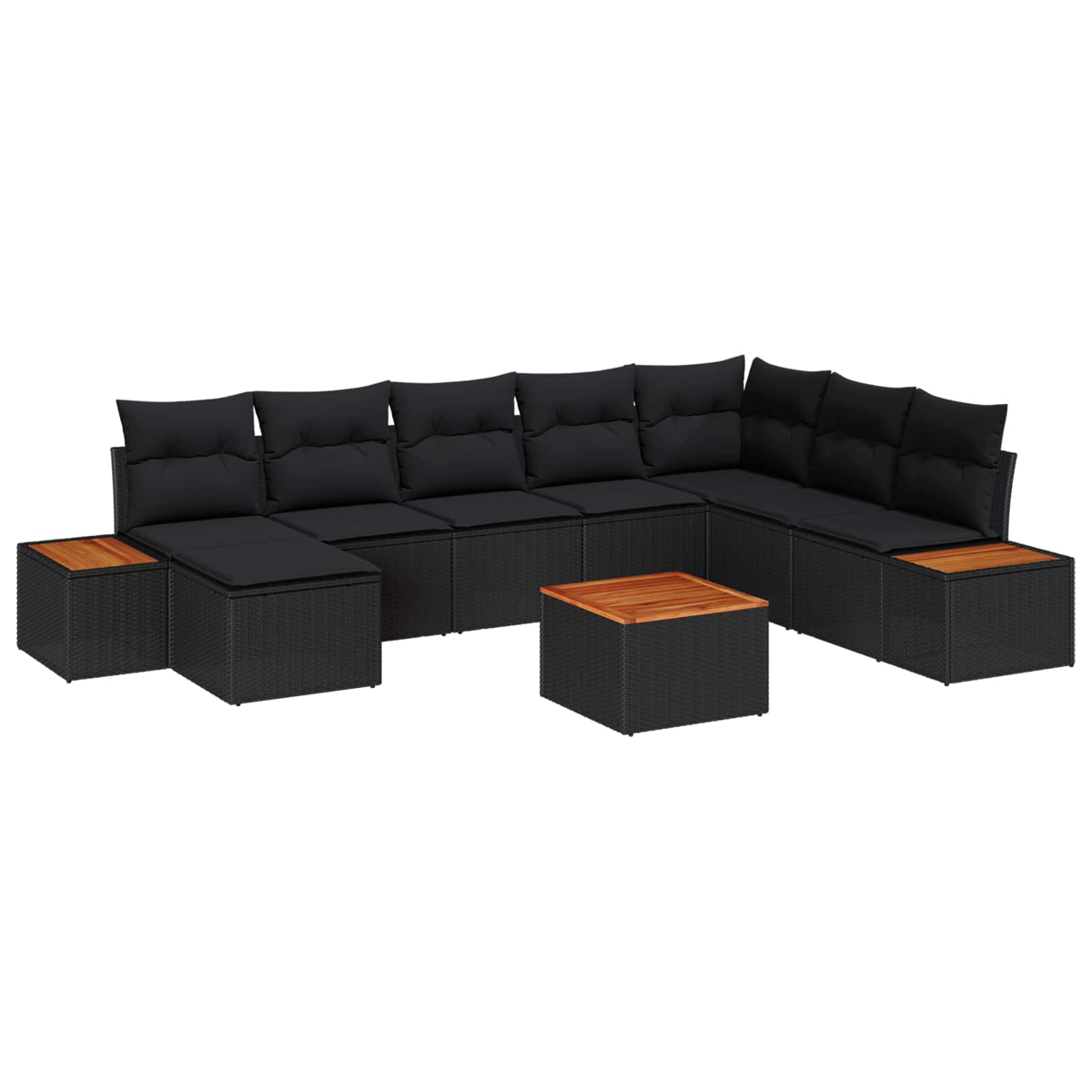 Ein schwarzes Outdoor-Ecksofa aus Korbgeflecht mit schwarzen Kissen und zwei Beistelltischen und einem Couchtisch mit Holzplatte.