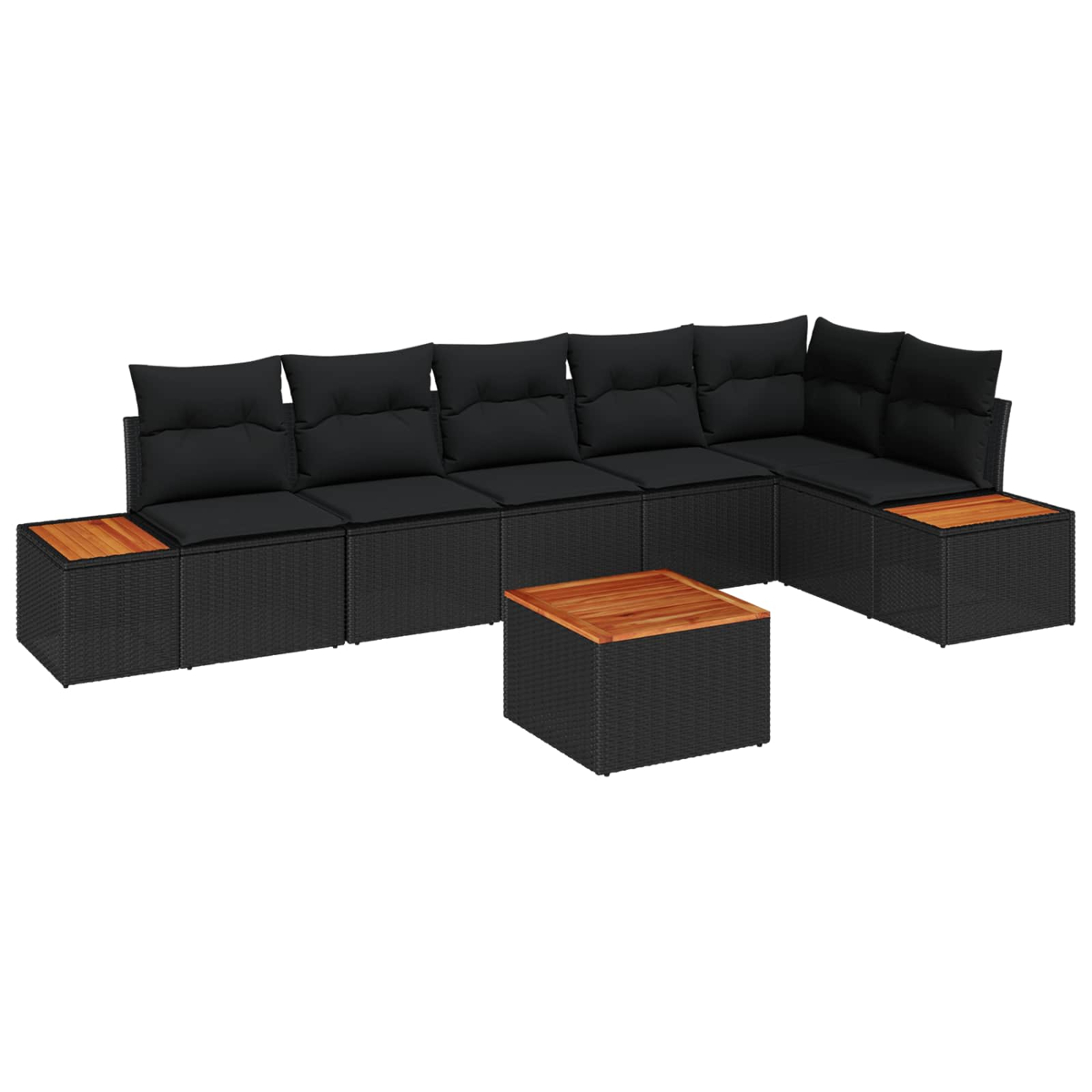 Ein modernes, schwarzes Ecksofa aus Korbgeflecht mit schwarzen Kissen und Tischplatten aus Holz. Außerdem gibt es einen quadratischen Couchtisch.