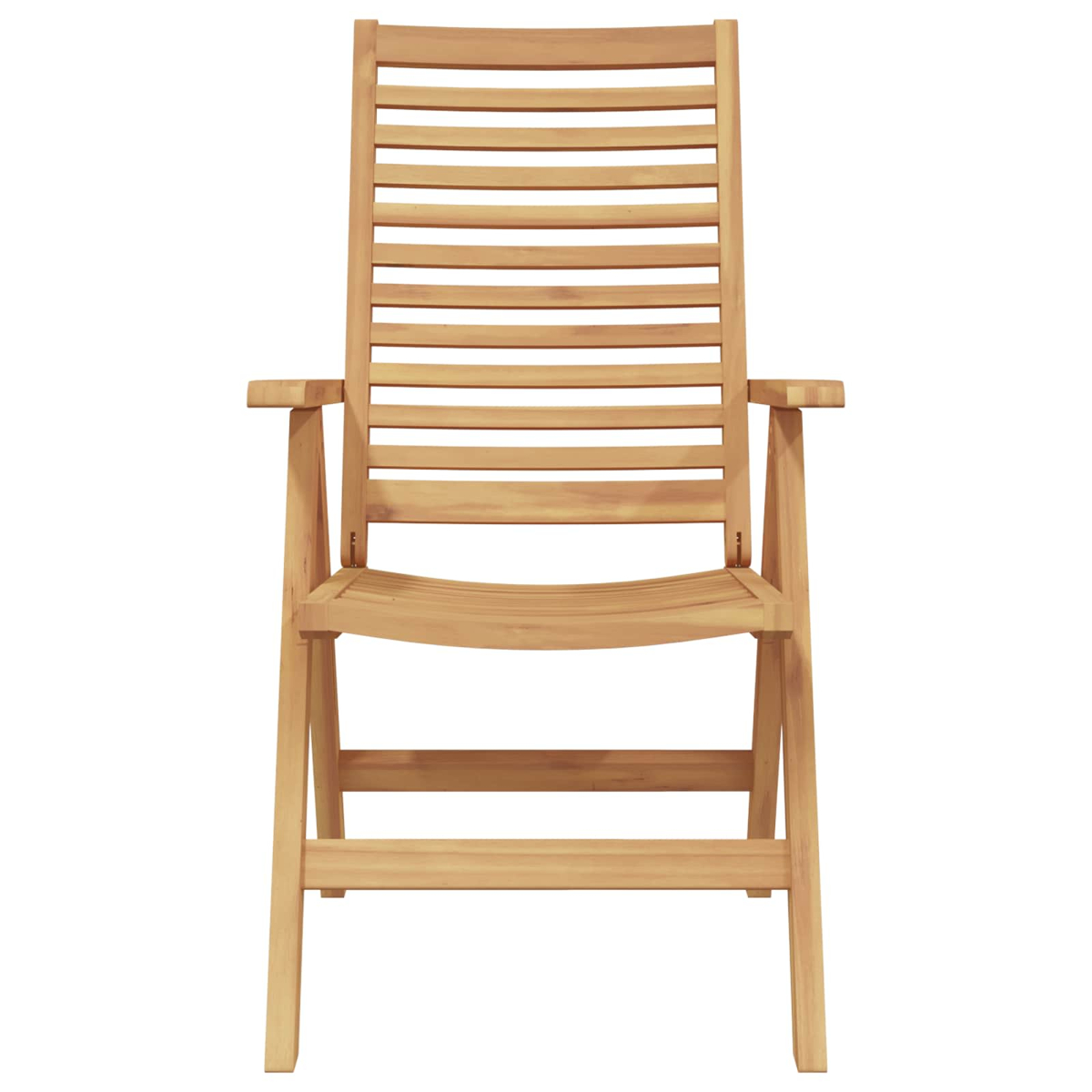 Ein Holzstuhl mit Lattenrücken und Sitzfläche, Armlehnen und vier Beinen. Er besteht aus hellem Holz. Der Hintergrund ist weiß.