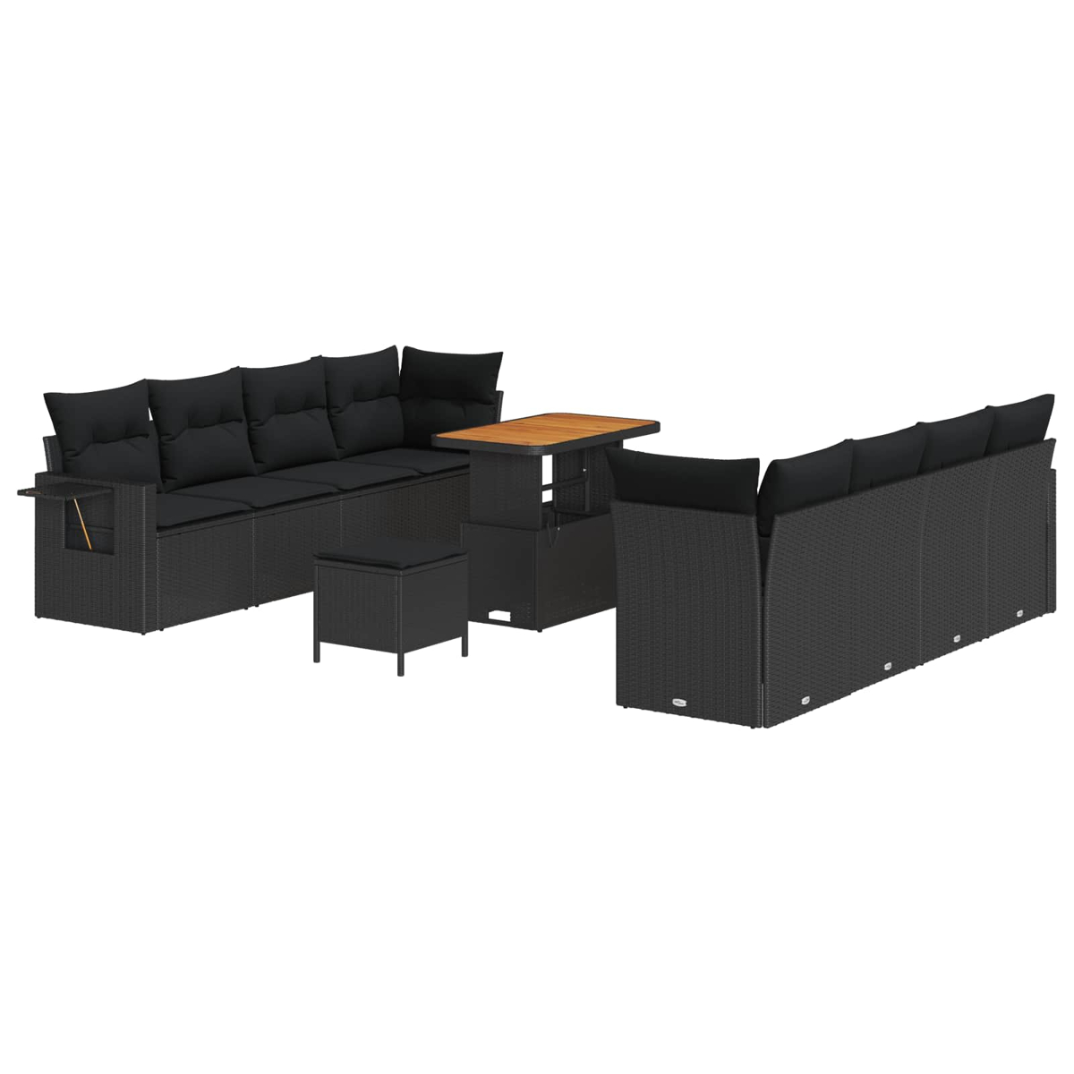 Set di mobili da esterno: divano in vimini nero, pouf e tavolo con piano in legno. I cuscini sono neri. Sfondo bianco.