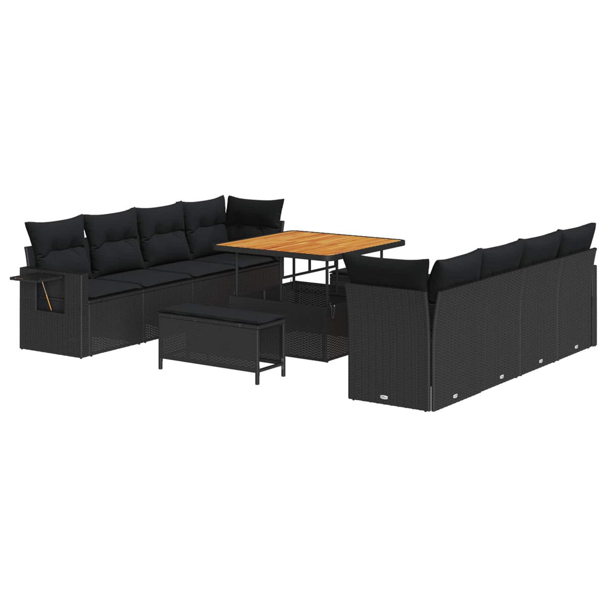 Set di divani in rattan nero da esterno con cuscini, una panca e un tavolo con piano in legno. Sfondo bianco.