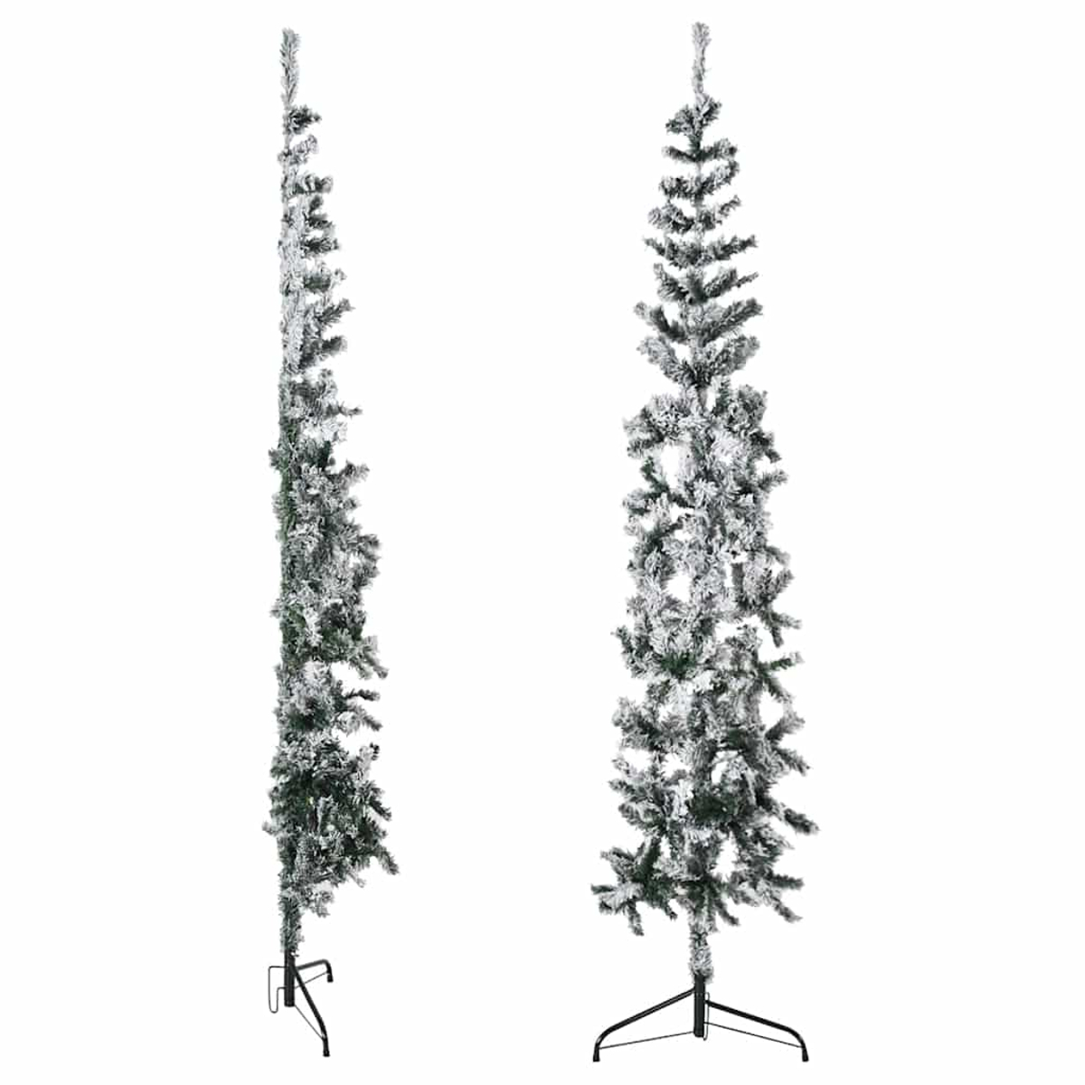 Zwei schlanke, schneebedeckte künstliche Weihnachtsbäume auf weißem Hintergrund. Schwarze Metallständer stützen die Bäume. Einer ist seitwärts.