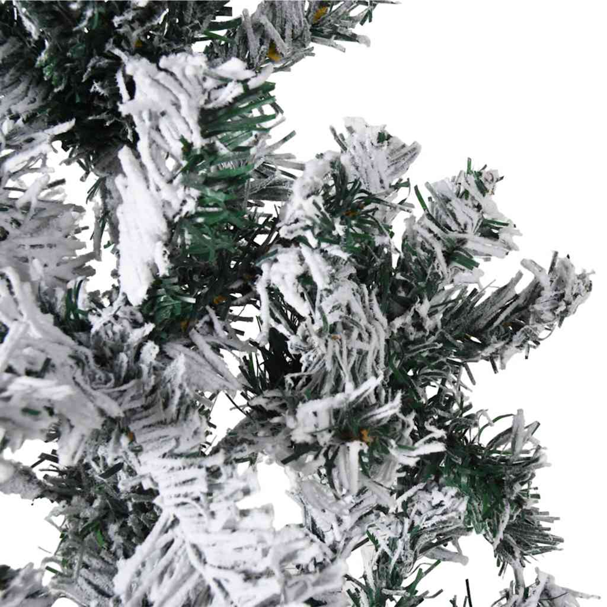 Nahaufnahme eines schneebedeckten Nadelbaums. Grüne Nadeln sind unter dem weißen Schnee zu sehen. Der Hintergrund ist weiß.