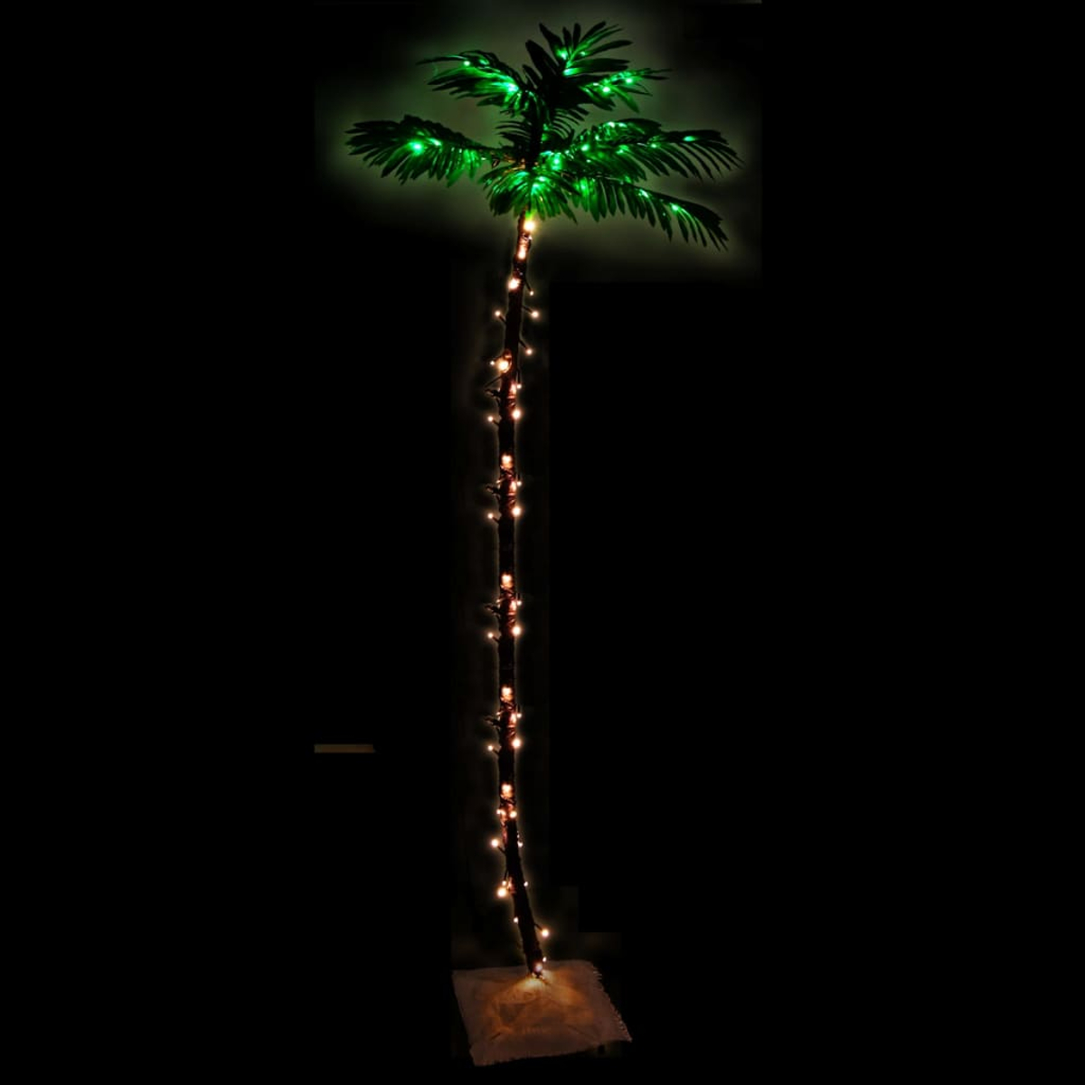 Eine dekorative Palme mit grünen Blättern und Lichterketten. Der Stamm ist braun, die Lichter sind warm und grün, auf dunklem Hintergrund.