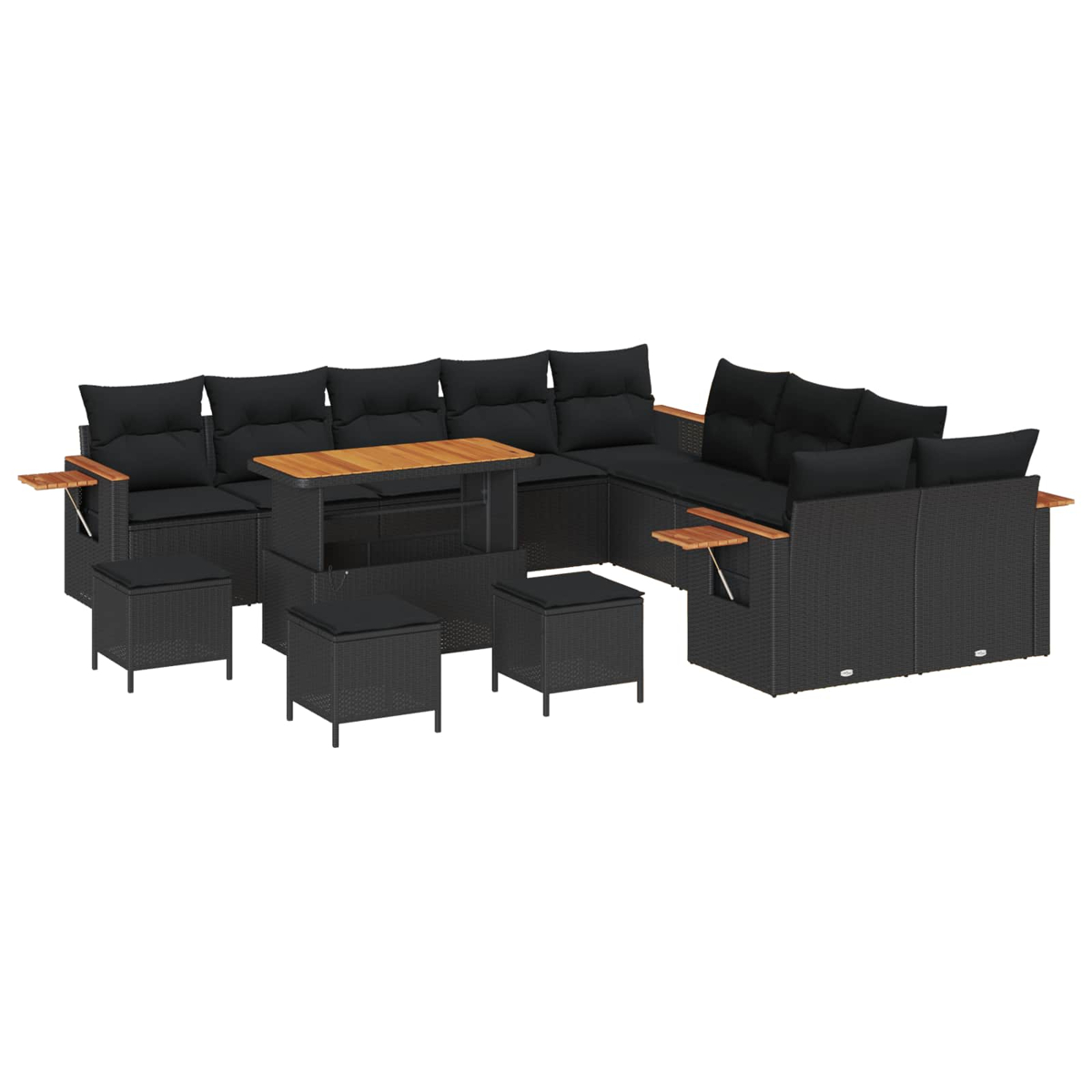 Un set di mobili da esterno in vimini nero con cuscini, braccioli in legno e un tavolo, e piccoli sgabelli. Il tutto su sfondo bianco.