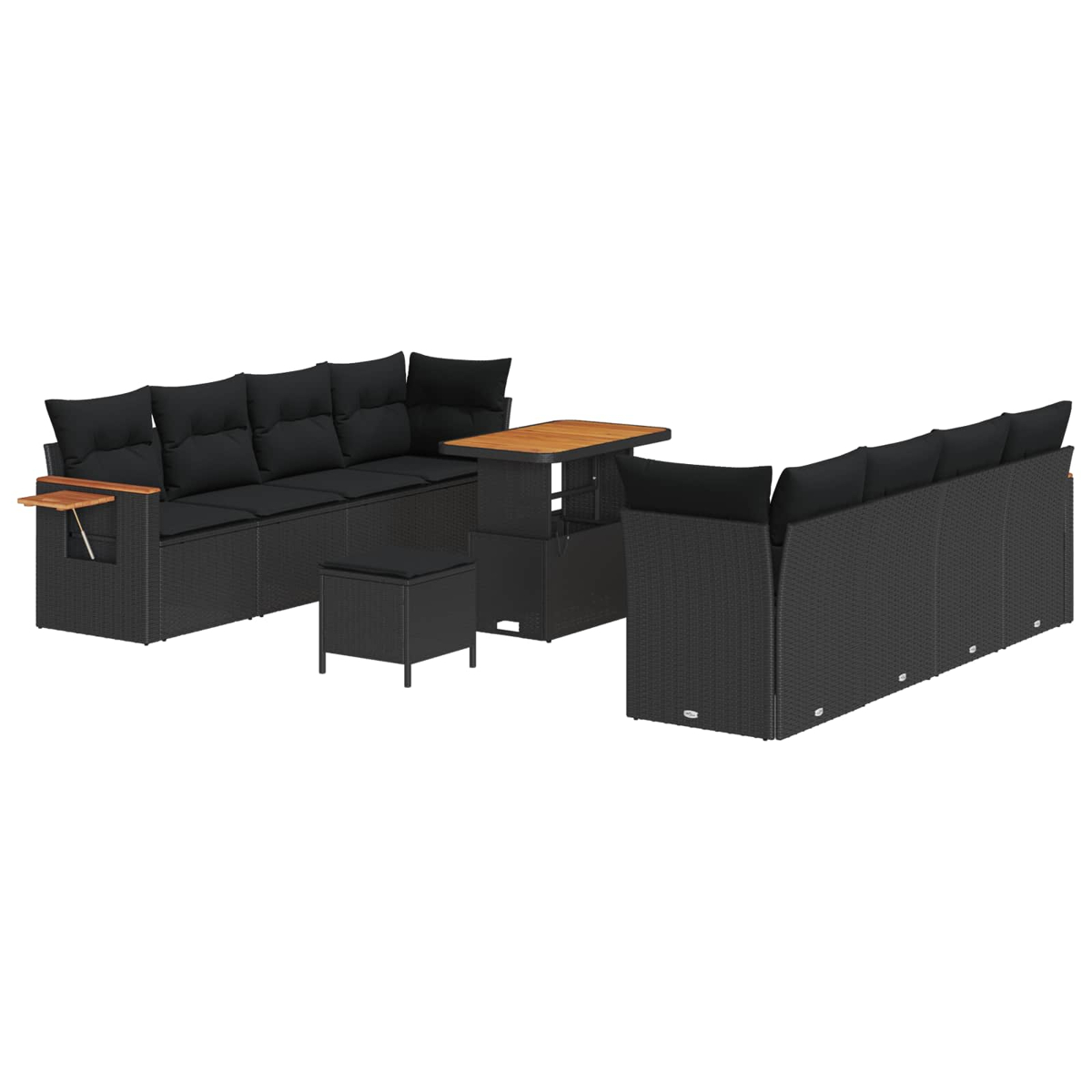 Set di mobili da esterno: divani in vimini neri, pouf e tavolo con piano in legno. Cuscini neri. Sfondo bianco.