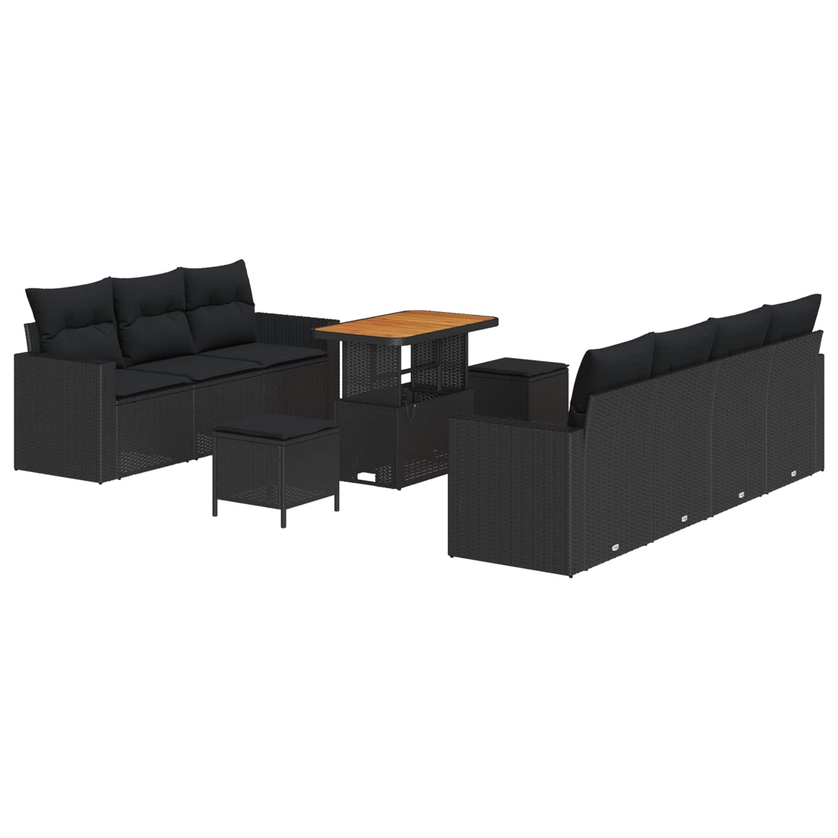 Ein schwarzes Outdoor-Möbelset aus Korbgeflecht. Es umfasst zwei Sofas, zwei Ottomanen und einen Tisch mit Holzplatte.