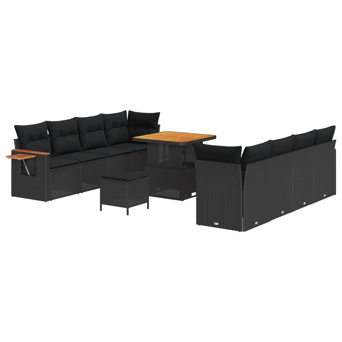 Un set di mobili da esterno in vimini nero con cuscini neri. Include un divano, due sedie, un tavolo e un pouf.