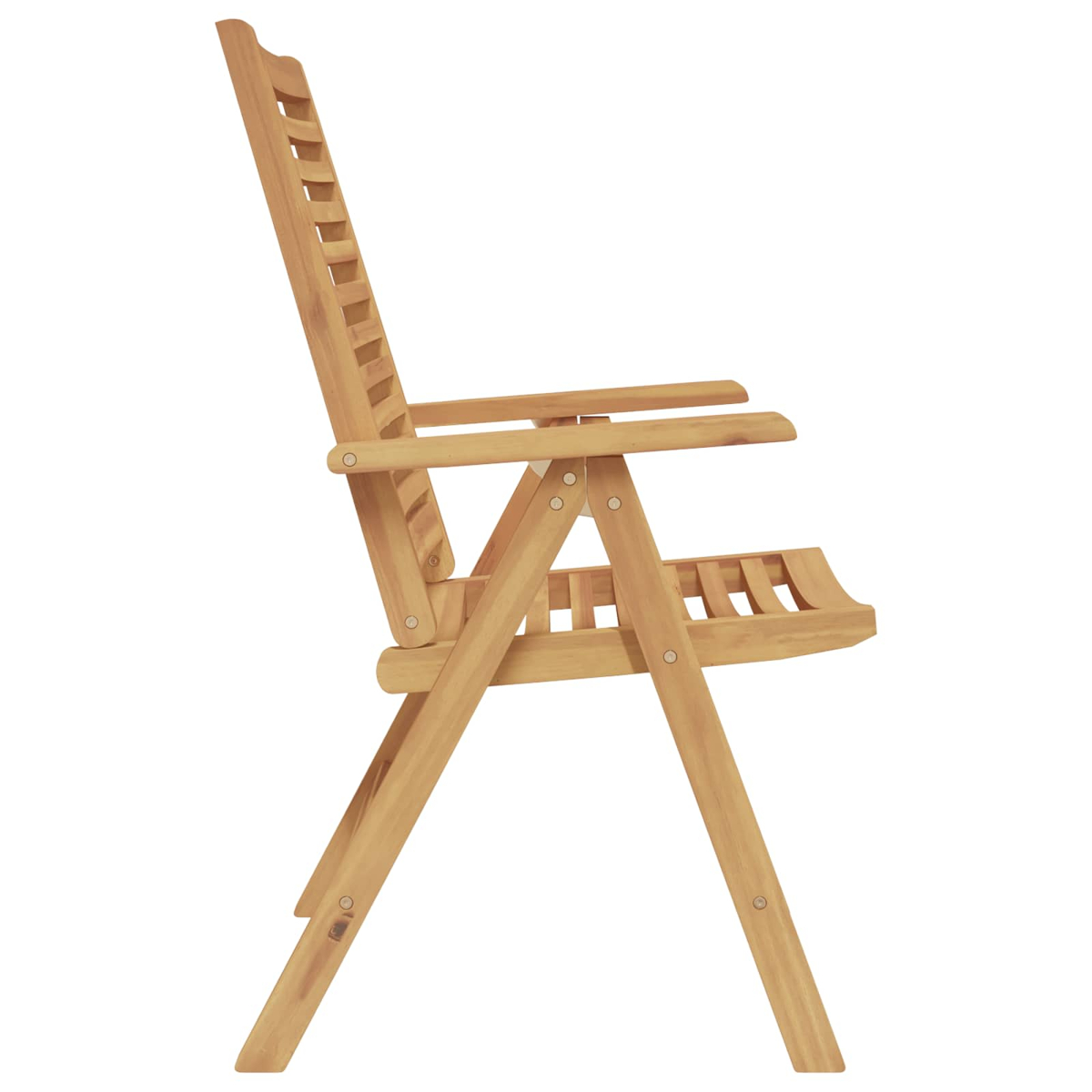Seitenansicht eines Holzklappstuhls. Er hat eine Lattenlehne, Armlehnen und abgewinkelte Beine. Der Stuhl ist braun, vor weißem Hintergrund.