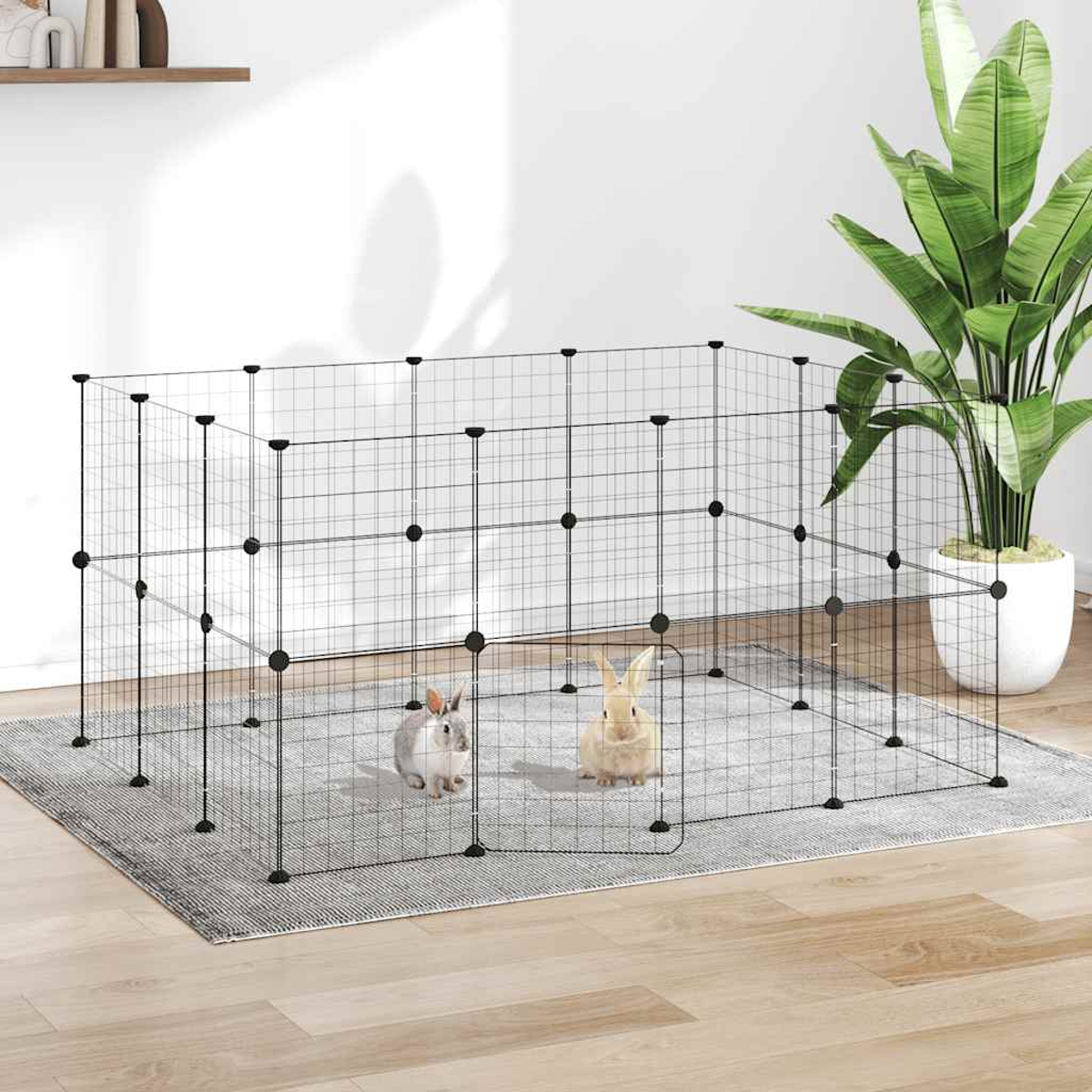 Zwei Kaninchen in einem schwarzen Drahtgehege auf einem grauen Teppich. Eine große Pflanze in einem weißen Topf rechts. Holzfußboden.