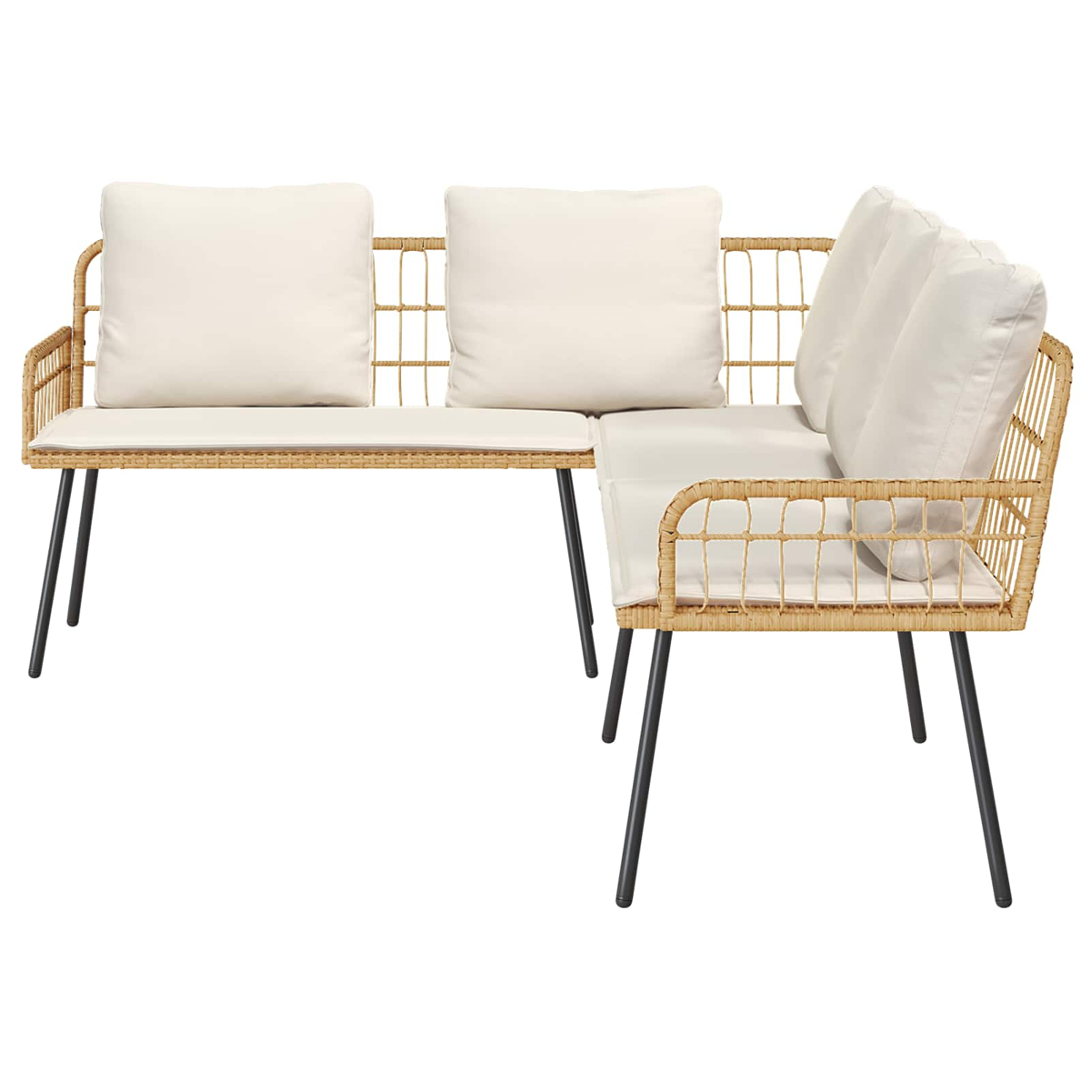 Ein L-förmiges Outdoor-Sofa mit beigen Kissen und einem gewebten Rattangestell, schwarzen Metallbeinen, vor weißem Hintergrund.