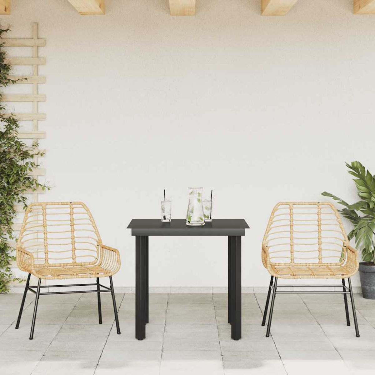 Eine Szene auf der Terrasse zeigt einen Tisch mit Getränken und zwei Stühlen. Pflanzen sind im Hintergrund. Die Stühle sind gewebt und der Tisch ist schwarz.