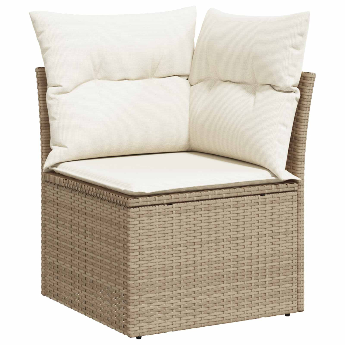 Una sedia da esterno beige intrecciata con cuscini bianchi. Sono visibili due cuscini dello schienale e un cuscino della seduta.