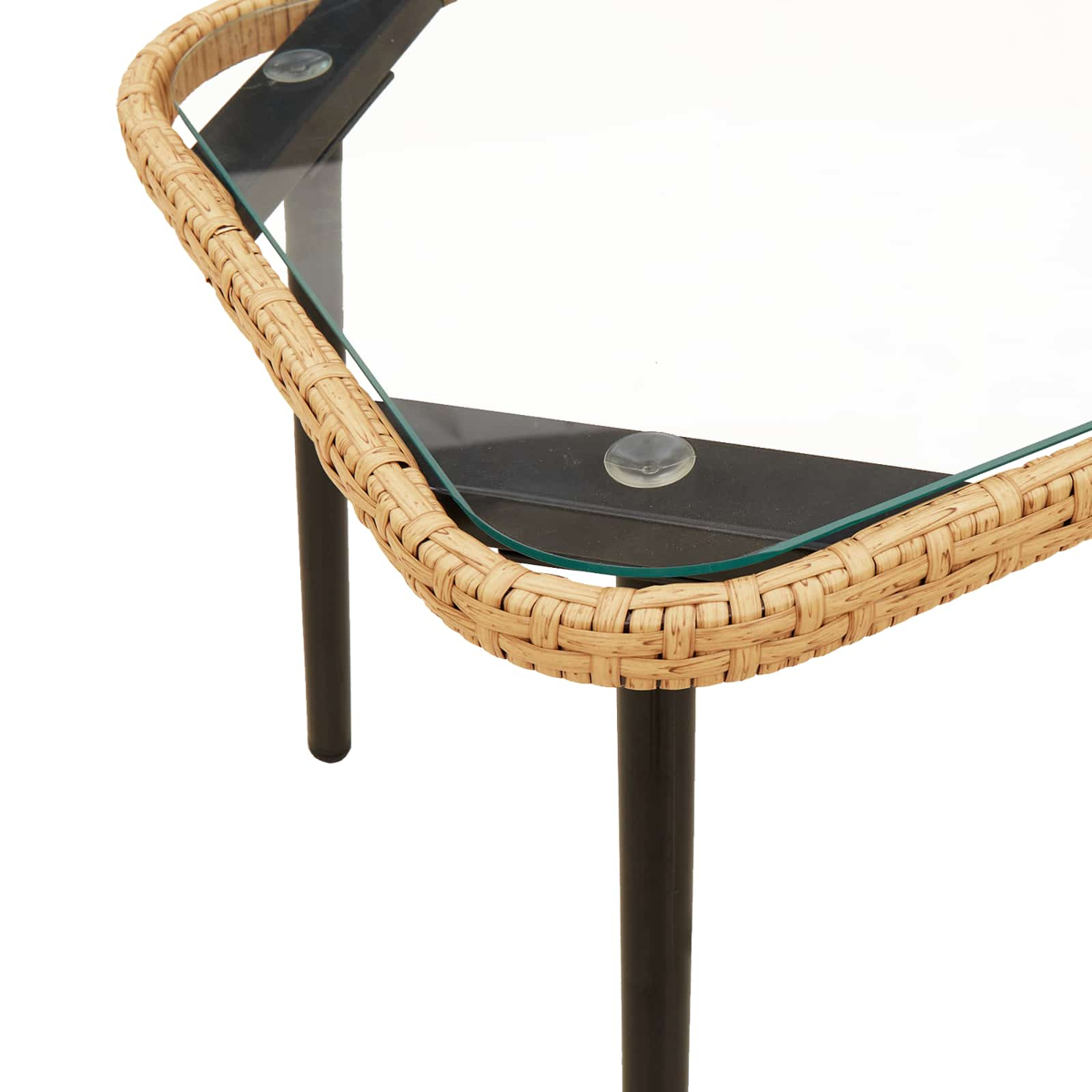 Nahaufnahme eines Glastisches mit gewebtem Rattanrand und schwarzen Beinen. Der Tisch hat eine klare Glasplatte.
