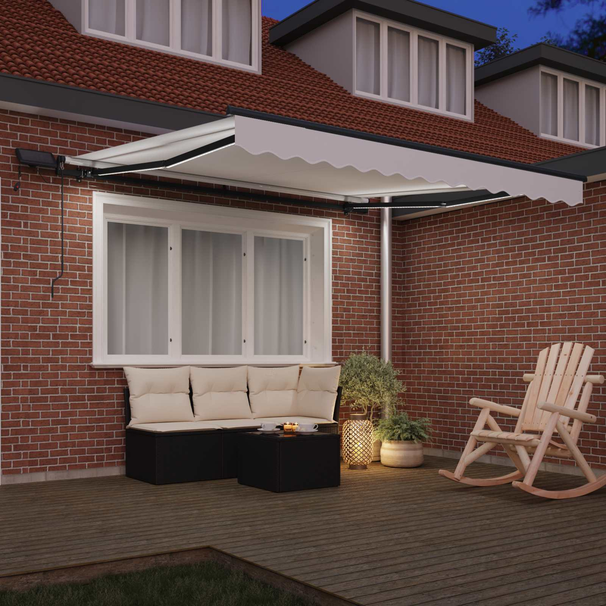 Eine Terrasse mit Backsteinmauer, Markise und Holzmöbeln. Inklusive Sitzbank, Tisch, Schaukelstuhl und Pflanzen, alles unter einem Nachthimmel.