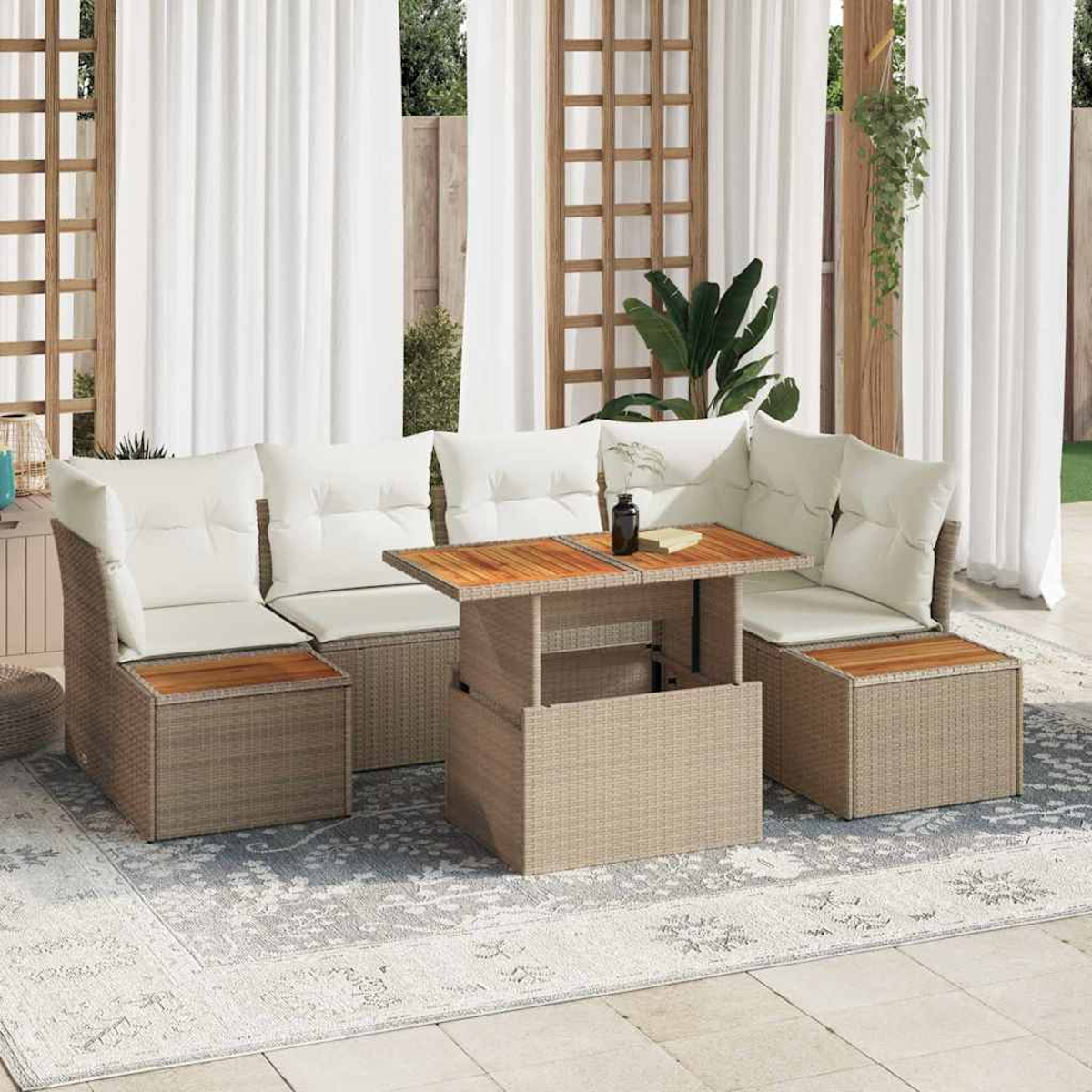Ein beiges Rattan-Outdoor-Sofagarnitur mit cremefarbenen Kissen und einem Holztisch. Weiße Vorhänge und Pflanzen im Hintergrund.