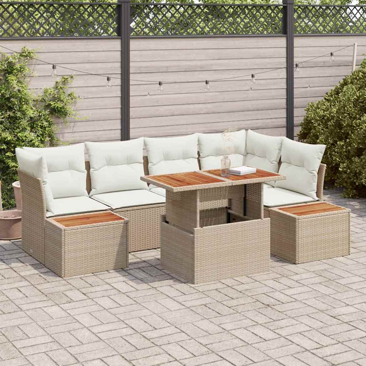 Outdoor-Geflechtmöbel-Set mit weißen Kissen und einem Holztisch. Das Set steht auf einer Terrasse mit Holzzaun im Hintergrund.