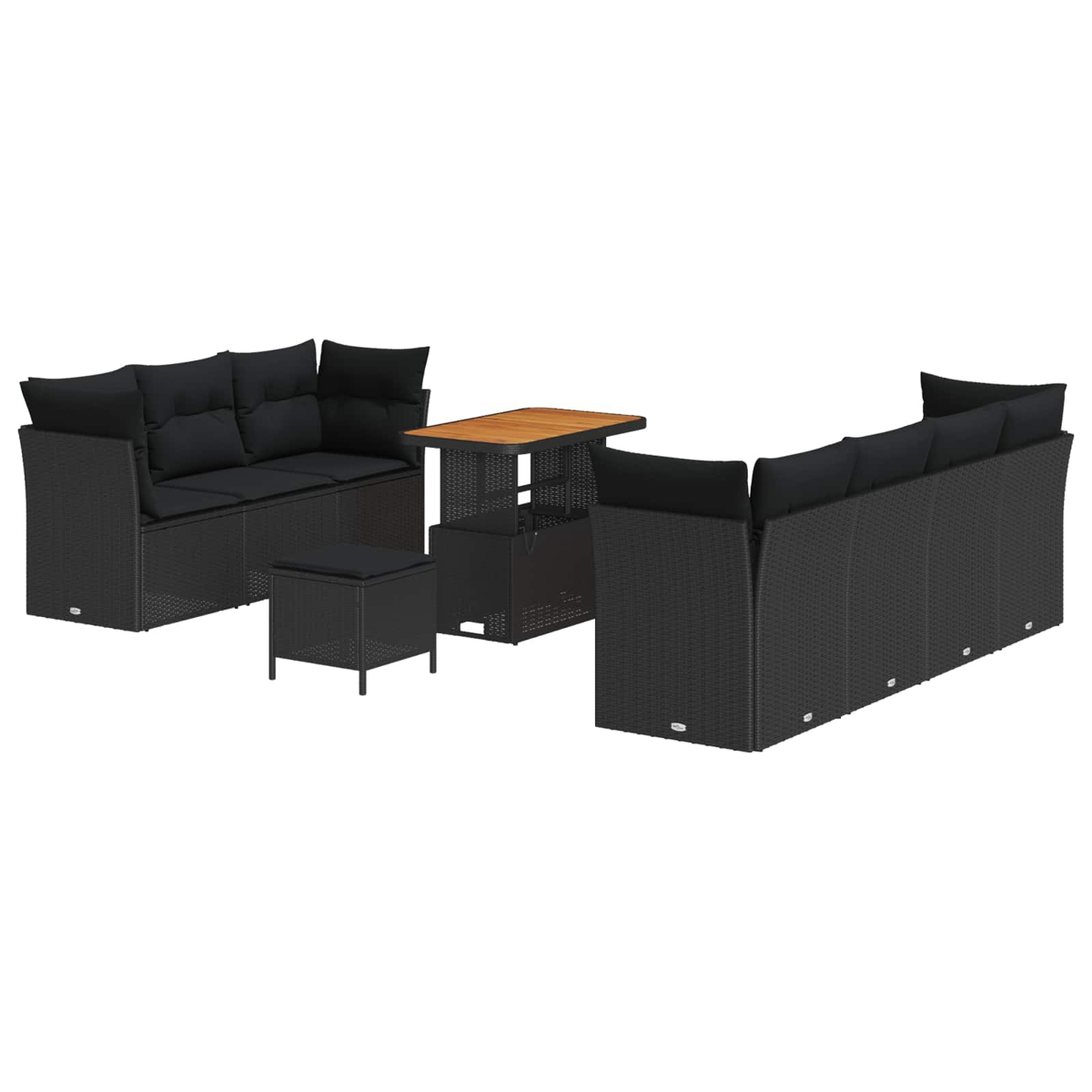 Un set di mobili da esterno in vimini nero: due divani, un tavolo e un pouf. I cuscini sono neri. Il tavolo ha il piano in legno.