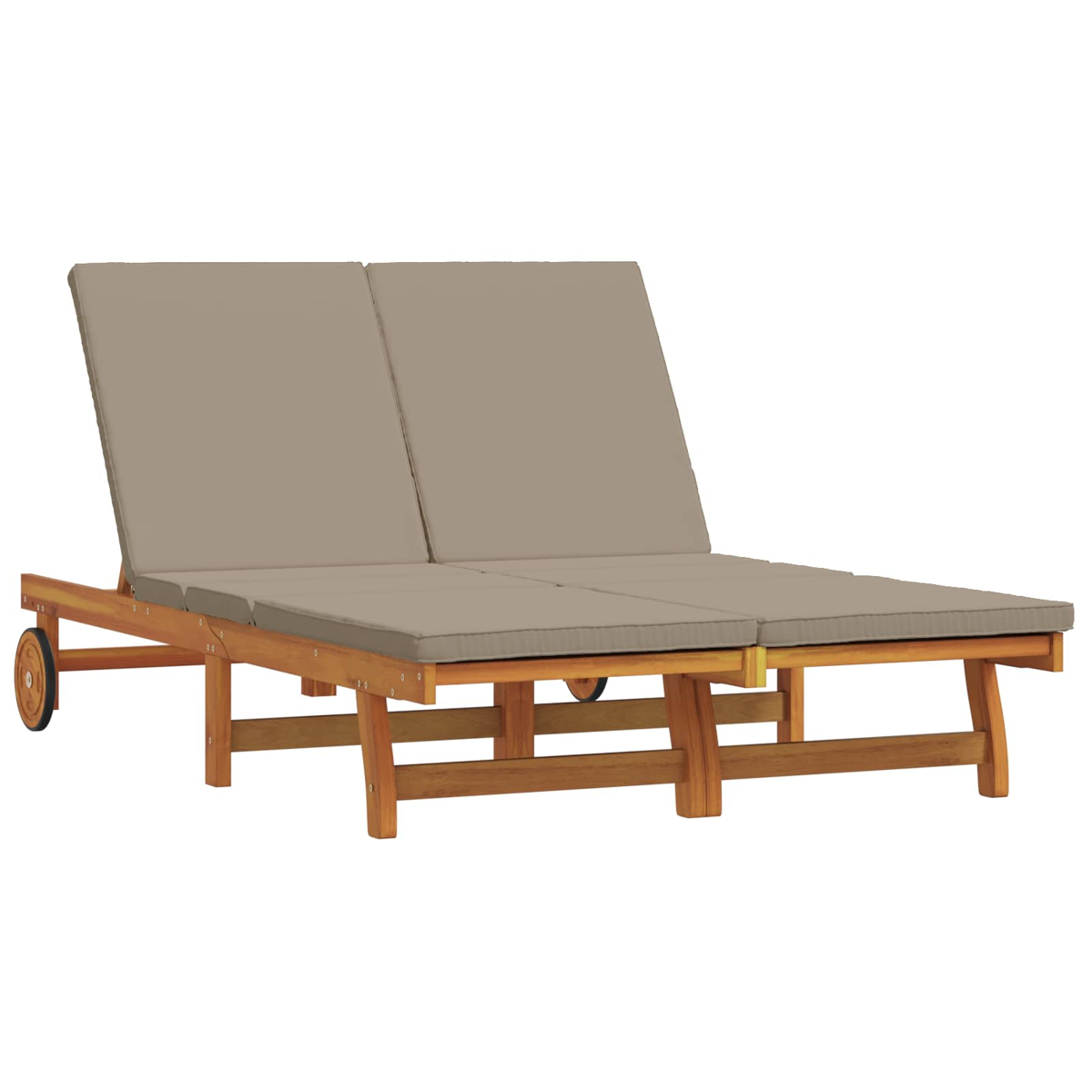 Eine doppelte Outdoor-Chaiselongue mit Holzrahmen, beigen Kissen und kleinen Rädern für Mobilität, vor weißem Hintergrund.