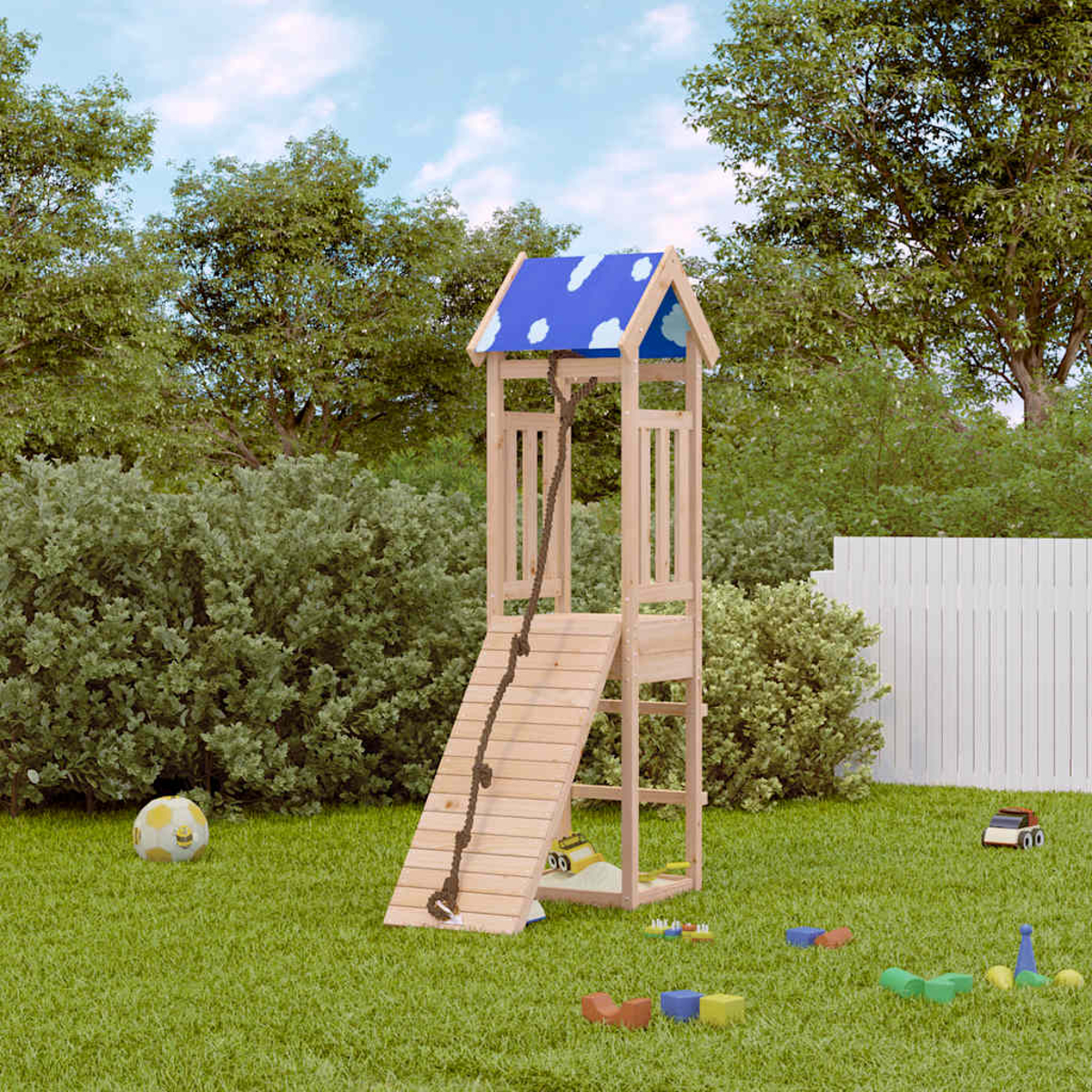 Hölzerne Spielstruktur mit blauem, wolkenbedecktem Dach. Ein Seil hängt eine Rampe herunter. Spielzeug und ein Ball liegen auf dem grünen Gras.