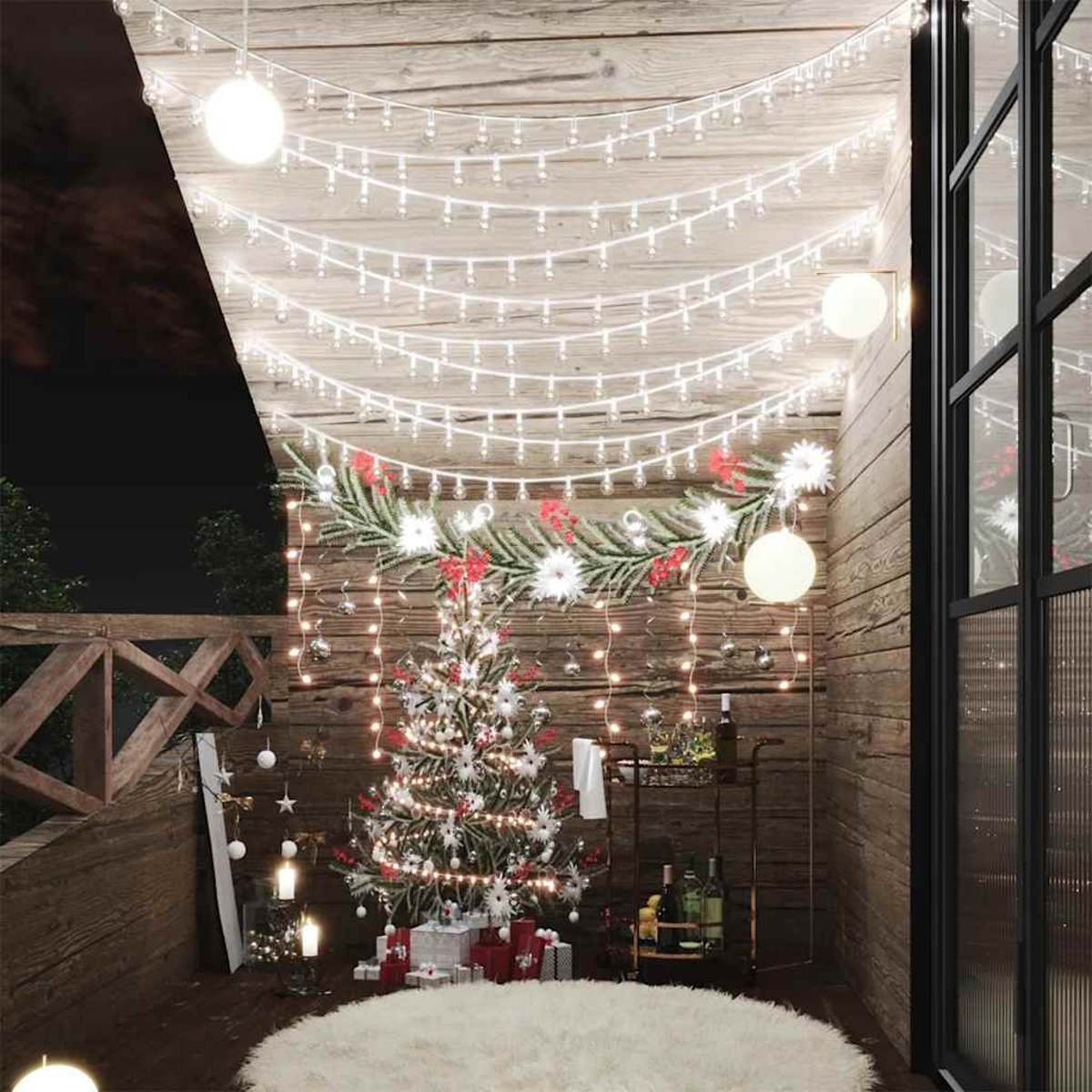 Ein geschmückter Weihnachtsbaum auf einem Balkon mit Lichterketten. Geschenke liegen darunter und ein flauschiger Teppich auf dem Boden.