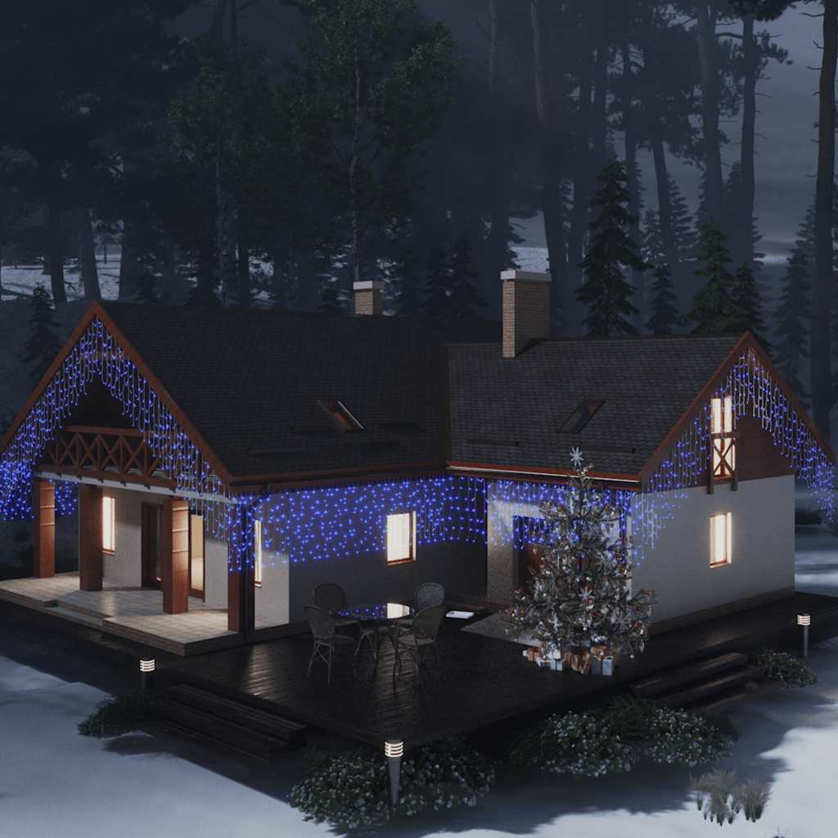Ein Haus bei Nacht mit blauen Lichtern und einem Weihnachtsbaum. Bäume sind im Hintergrund, Schnee bedeckt den Boden, und Lichter sind an.