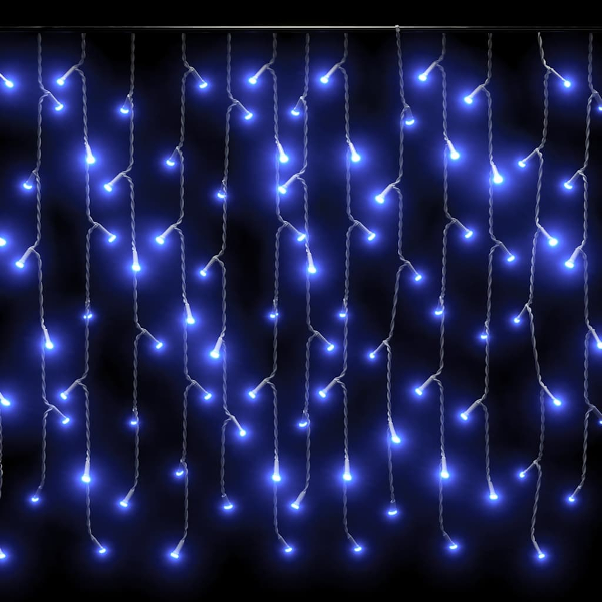 Ein Vorhang aus blauen LED-Lichtern hängt vor einem schwarzen Hintergrund. Die Lichter sind klein, rund und gleichmäßig verteilt.