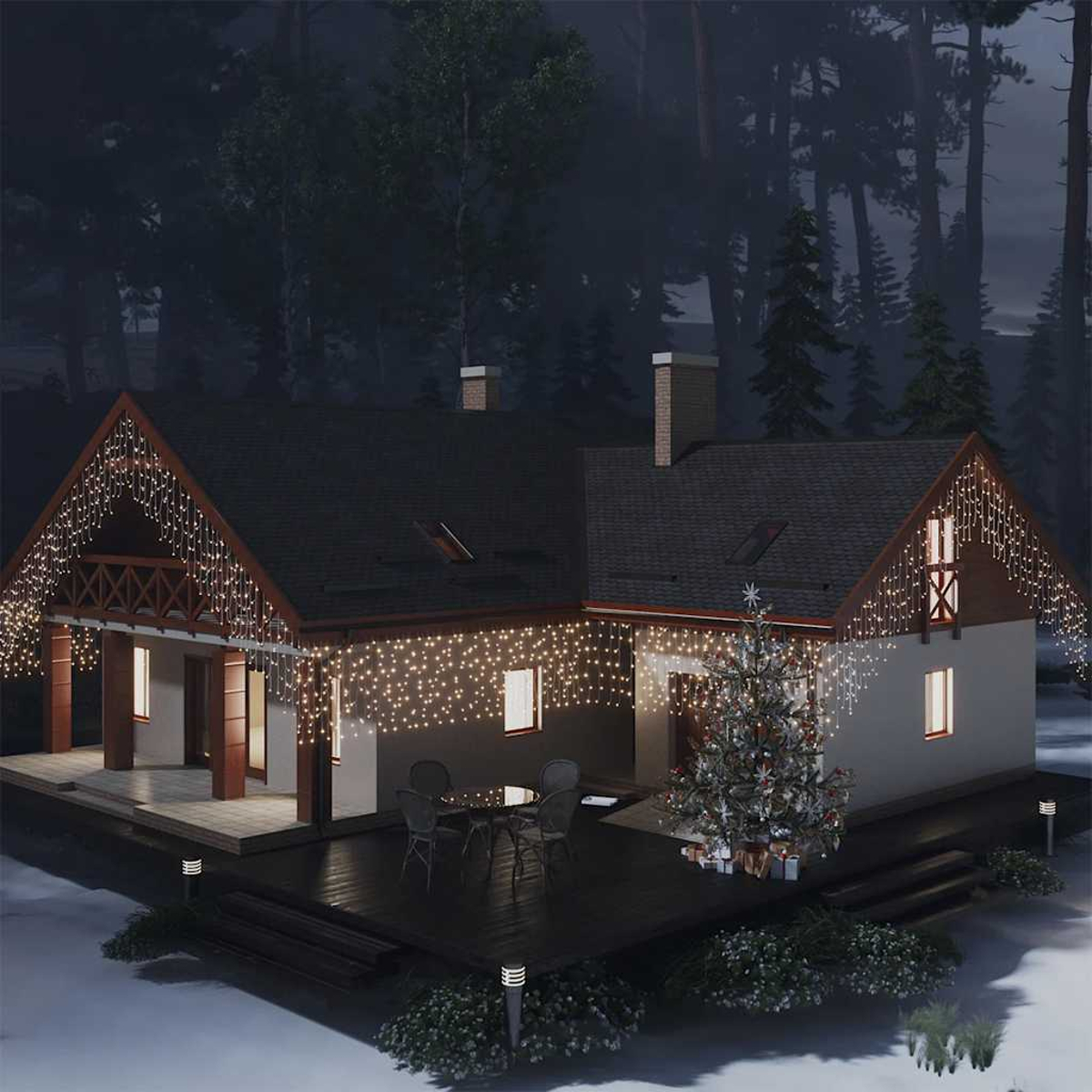 Ein Haus mit Weihnachtsbeleuchtung. Ein Weihnachtsbaum steht davor. Schnee und ein Wald im Hintergrund.